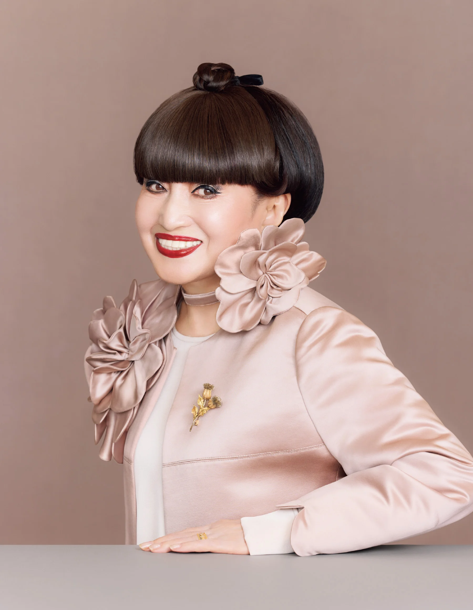 スニーカー「コールサインホライゾンミッド ゴアテックス」〈H4.5cm〉￥33,000／コロンビアスポーツウェアジャパン（ソレル）　ニットトップス￥132,000／バウ インク（ジューン ジュナム）070-9199-0913　パンツ￥64,900／ミラベラ（アンスクリア）0570-008-010　ソックス／スタイリスト私物