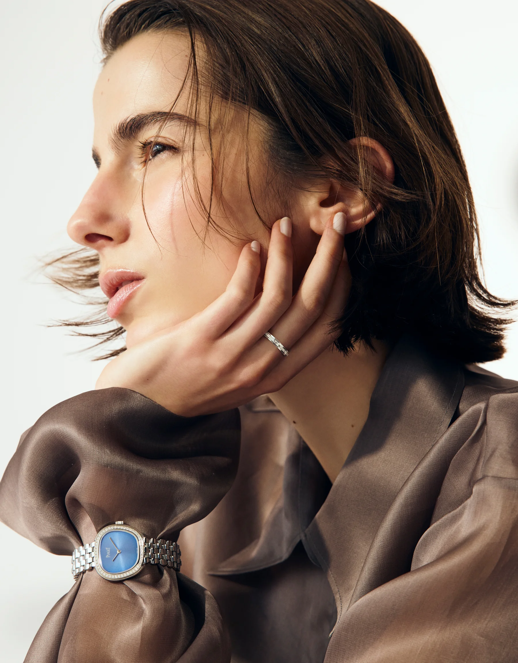 PIAGET　差し色はブルー　ピアジェのジュエリーが彩る夏の装いの画像5
