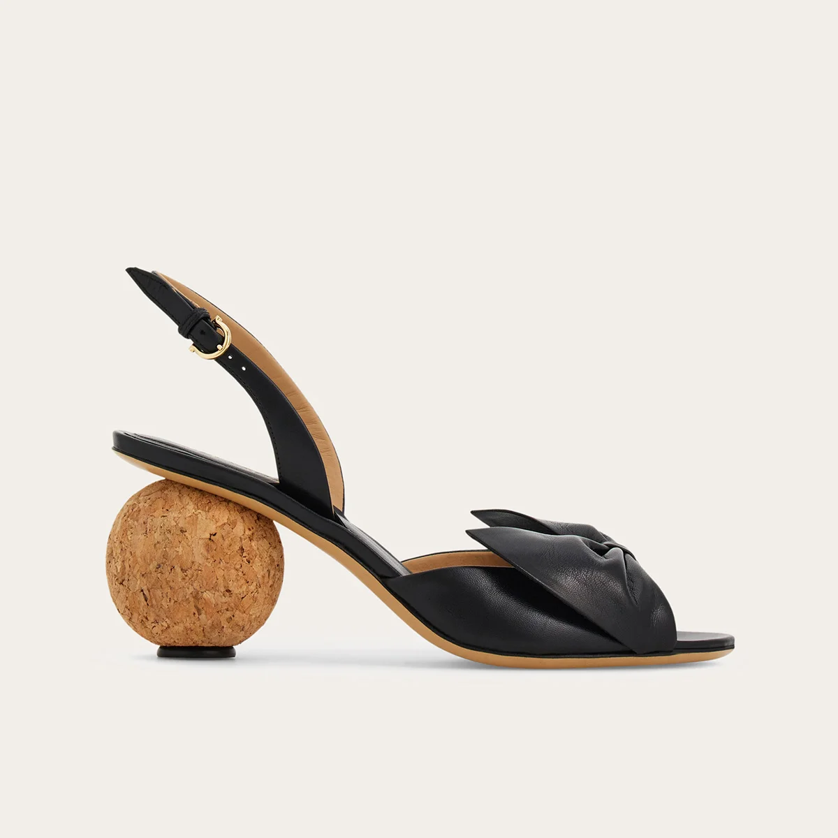 FERRAGAMO　HUGバッグ、モダニティと美しさを抱きしめての画像4-1