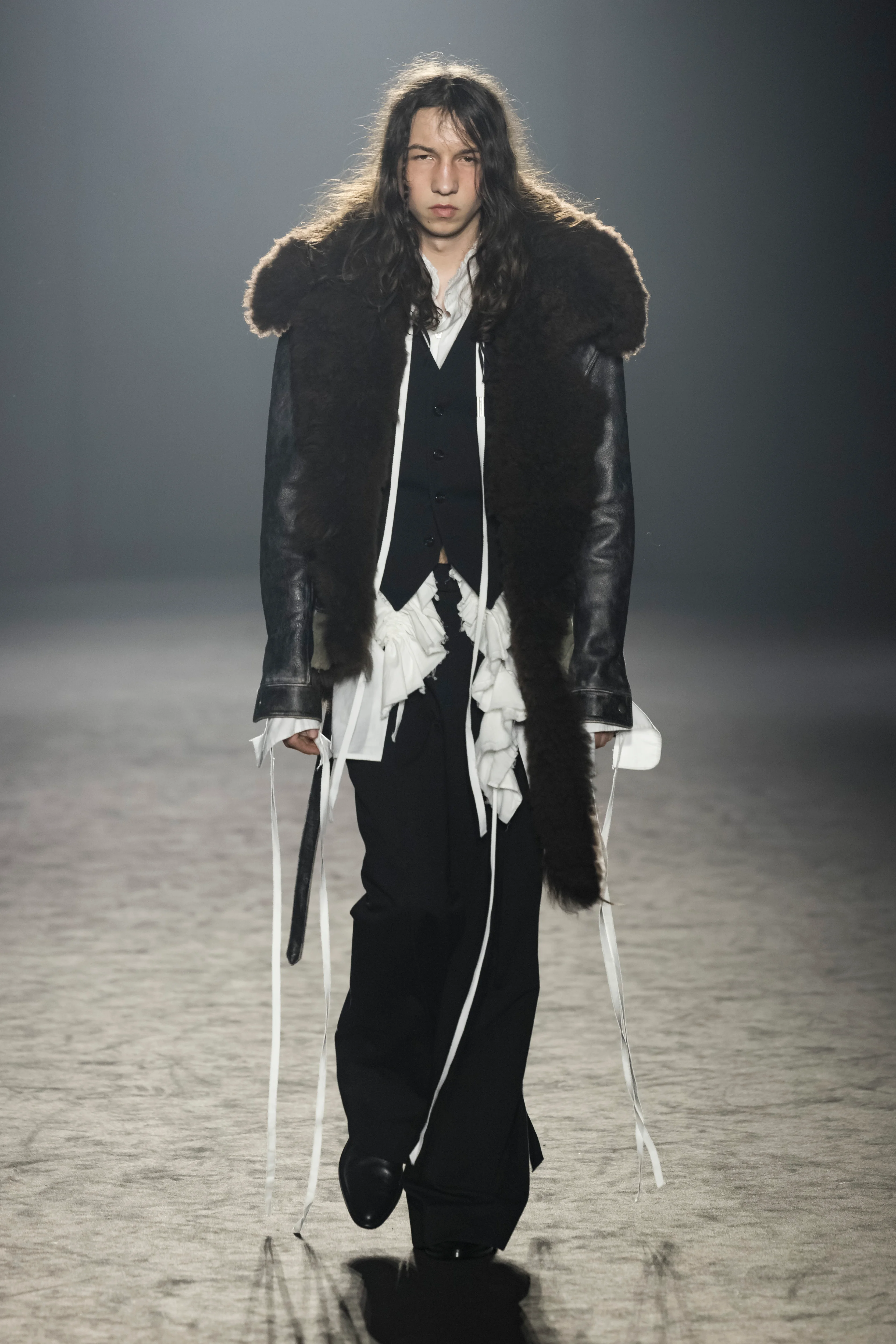 2025年秋冬コレクション_ANN DEMEULEMEESTER(アン ドゥムルメステール)_モデル_15