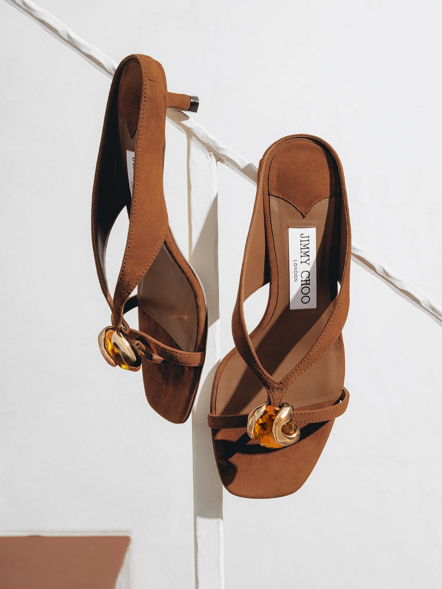 「EMERI STONE」サンダル〈ヒール3.5cm〉¥174,900／ジミー チュウ