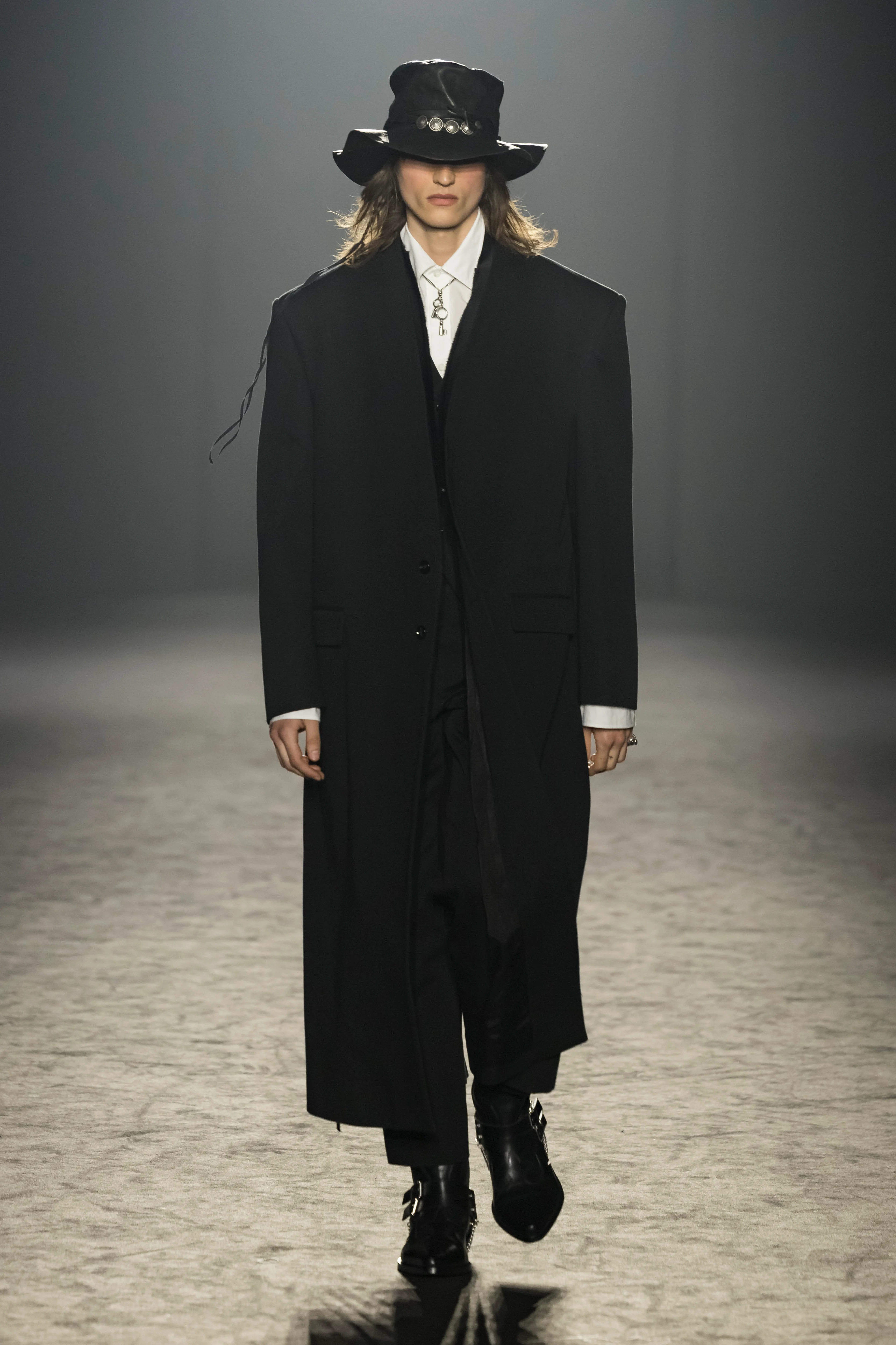 2025年秋冬コレクション_ANN DEMEULEMEESTER(アン ドゥムルメステール)_モデル_34