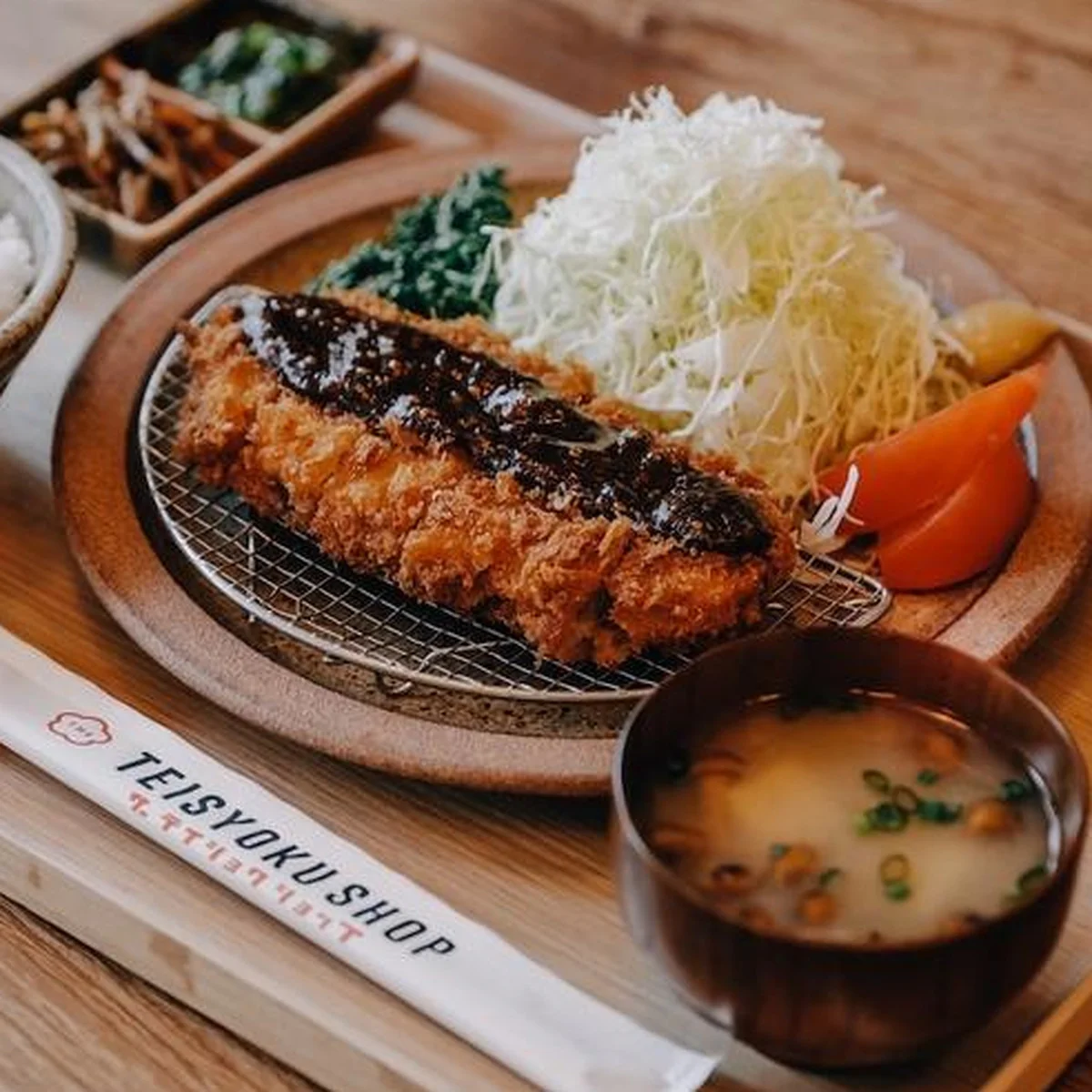 原宿「THE TEISYOKU SHOP」が移転オープン！  厳選素材でつくる正統派の“日本の定食”を居心地のいい空間で味わう