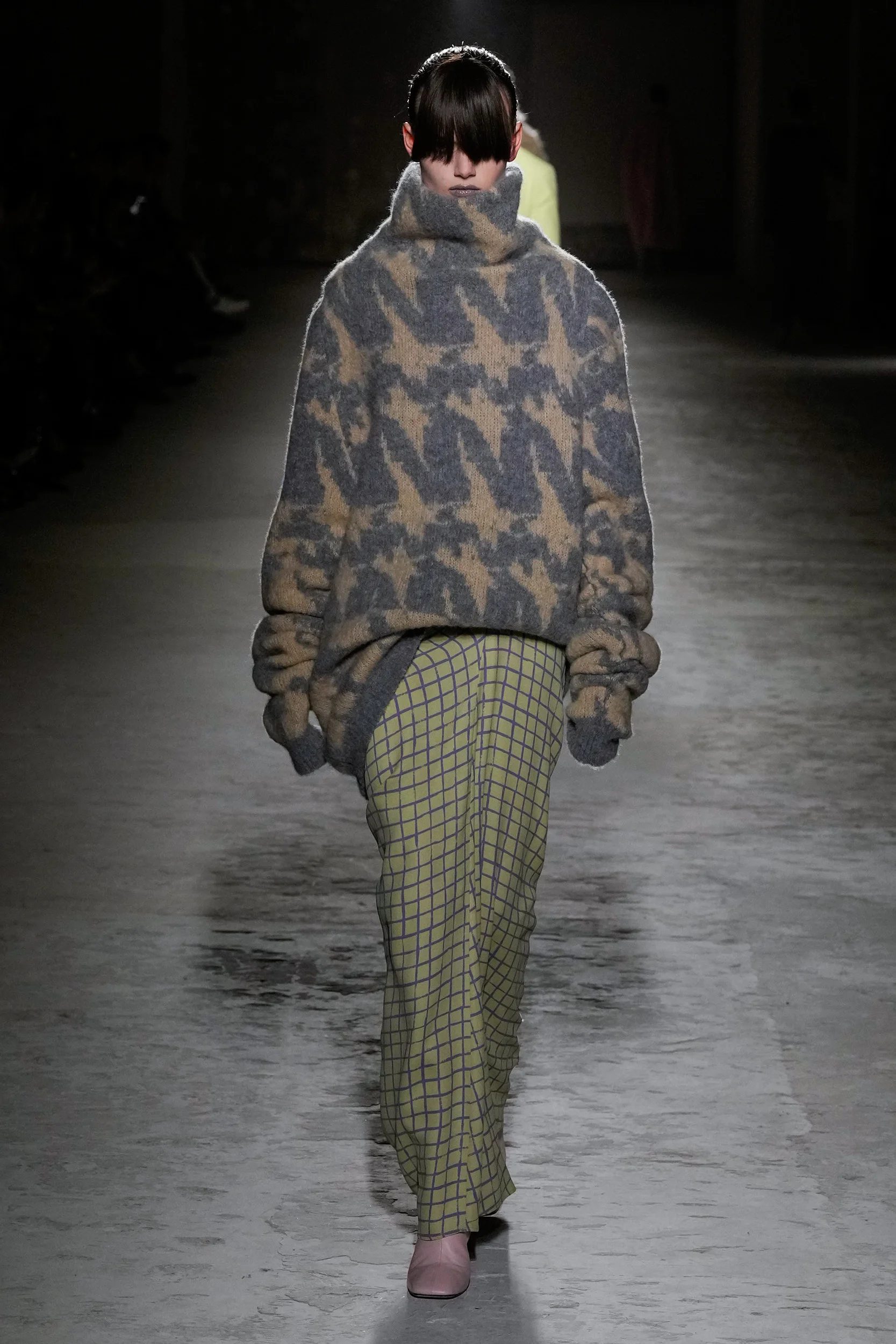 2024-25年秋冬コレクション_DRIES VAN NOTEN(ドリス ヴァン ノッテン)_モデル_17