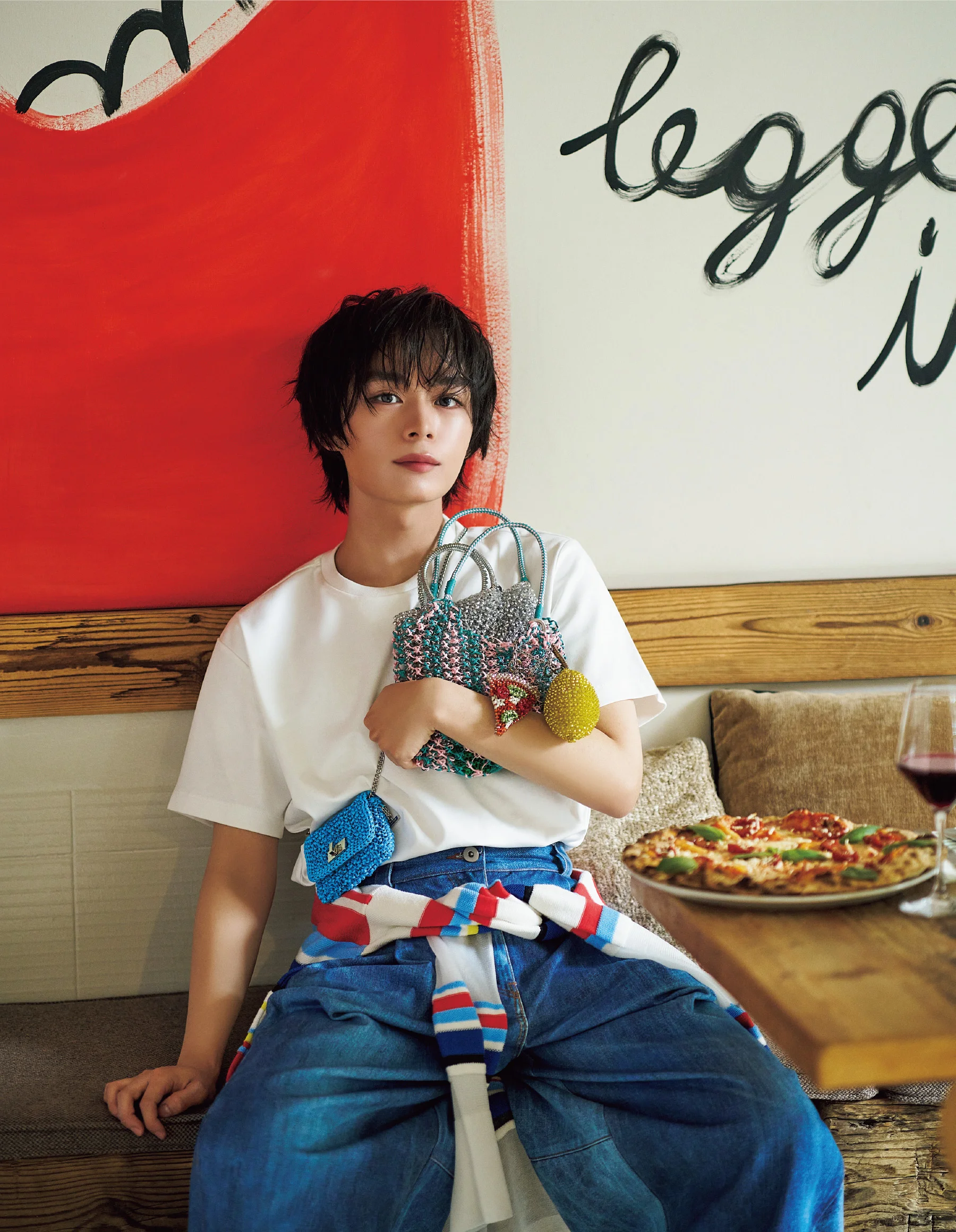 ピンクと水色のマクラメバッグ「マクラメ RE」〈Ｈ21×Ｗ23〉￥49,500・中に入れたバッグ「スタンダード ミニアトゥーラ」〈Ｈ16×Ｗ18.5〉￥36,300・斜めがけしたバッグ「ルッケット ミニアトゥーラ」〈Ｈ8×Ｗ11〉￥35,200・ピッツァチャーム「モティーヴォ イタリア」〈Ｈ8.5×Ｗ6〉￥33,000・レモンチャーム「モティーヴォ フルッタ」〈Ｈ13×Ｗ8×Ｄ6〉￥33,000（すべてアンテプリマ/ワイヤーバッグ）・Ｔシャツ￥16,500・パンツ￥88,000・腰に巻いたスカート￥102,300（すべてアンテプリマ）／アンテプリマジャパン