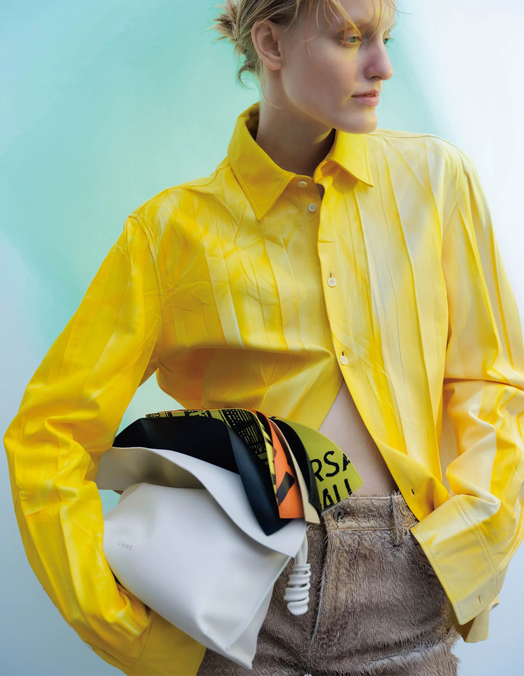 バッグ「フラメンコクラッチ ミルフィーユ」￥793,100・シャツ・パンツ（ともに参考商品）／ロエベ ジャパン クライアントサービス（ロエベ）