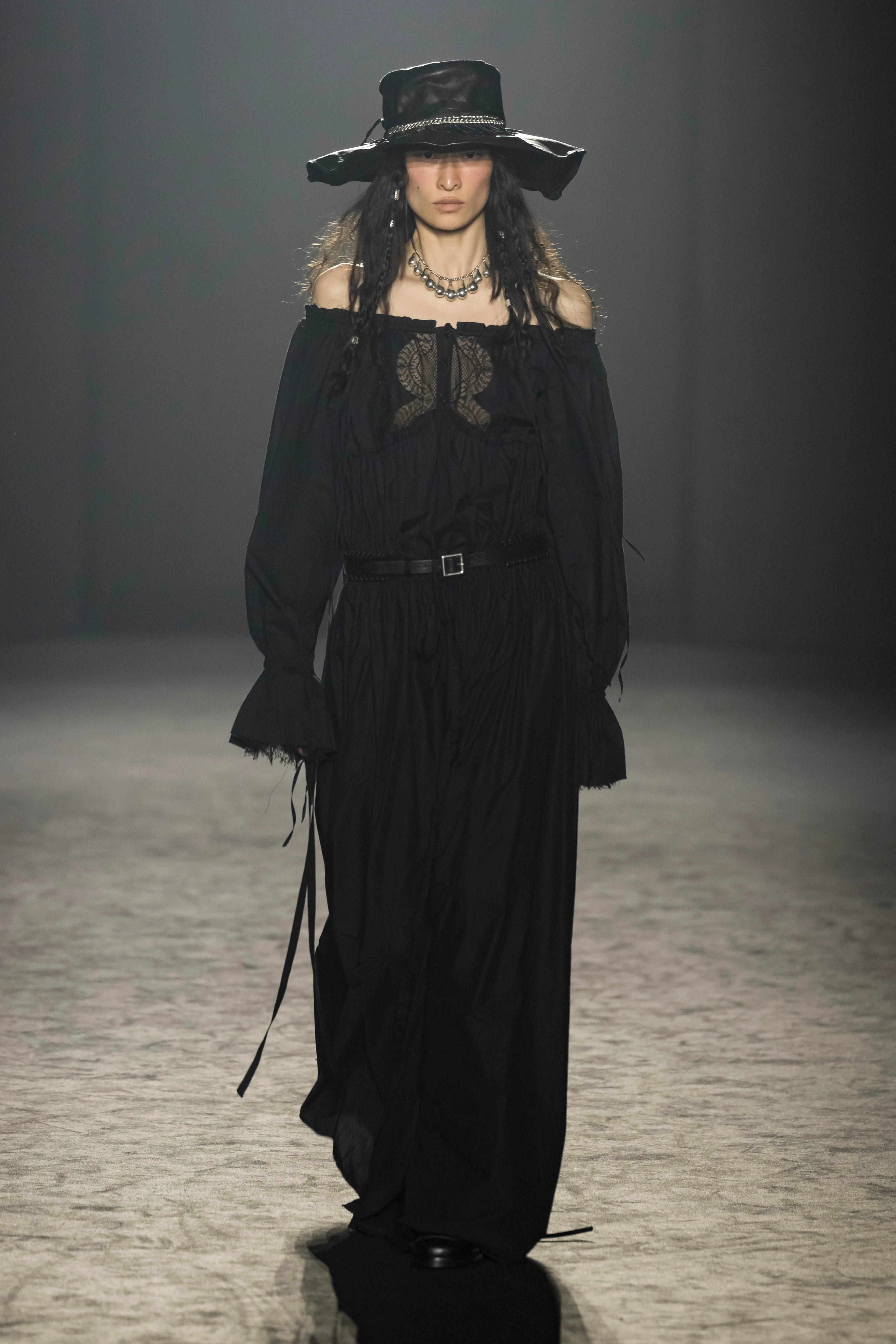 2025年秋冬コレクション_ANN DEMEULEMEESTER(アン ドゥムルメステール)_モデル_35