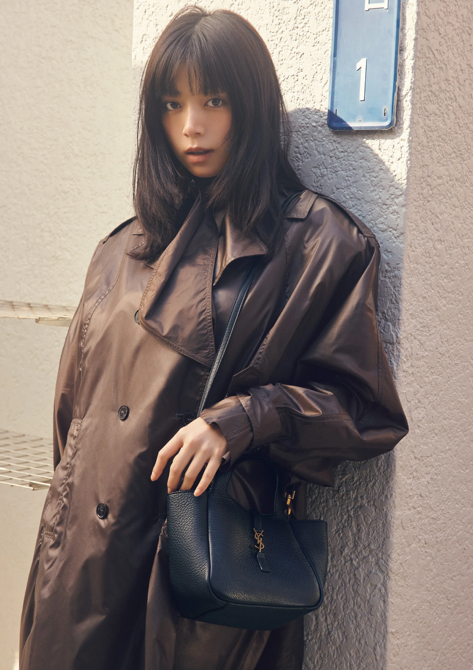 バッグ「ル・サンカセット ベイビーベア」〈H15×W18×Ｄ13〉￥379,500・コート￥645,700・靴￥214,500（参考価格）／サンローラン クライアントサービス（サンローラン バイ アンソニー・ヴァカレロ）