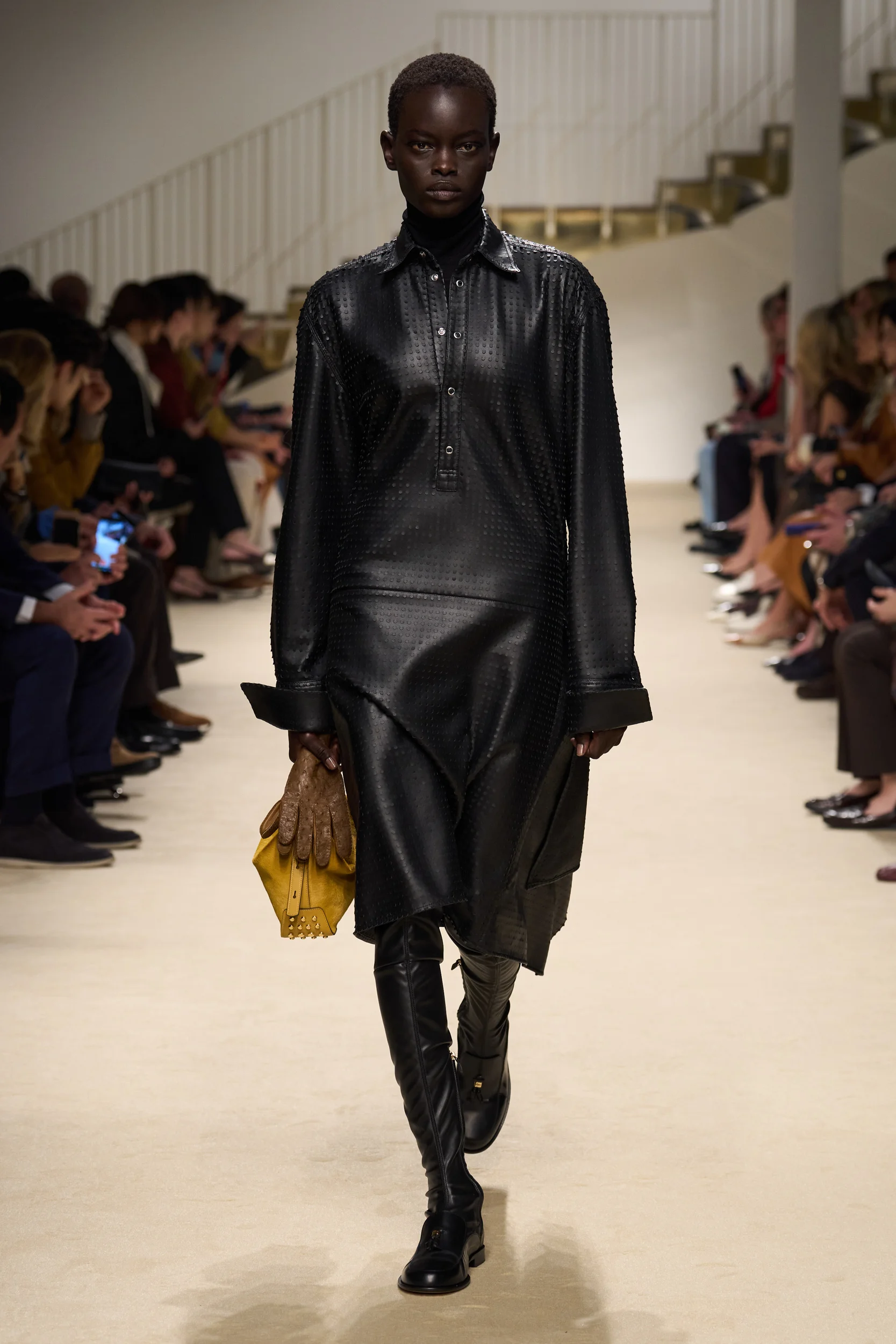 2026-27年秋冬コレクション_TOD'S(トッズ)_モデル_13