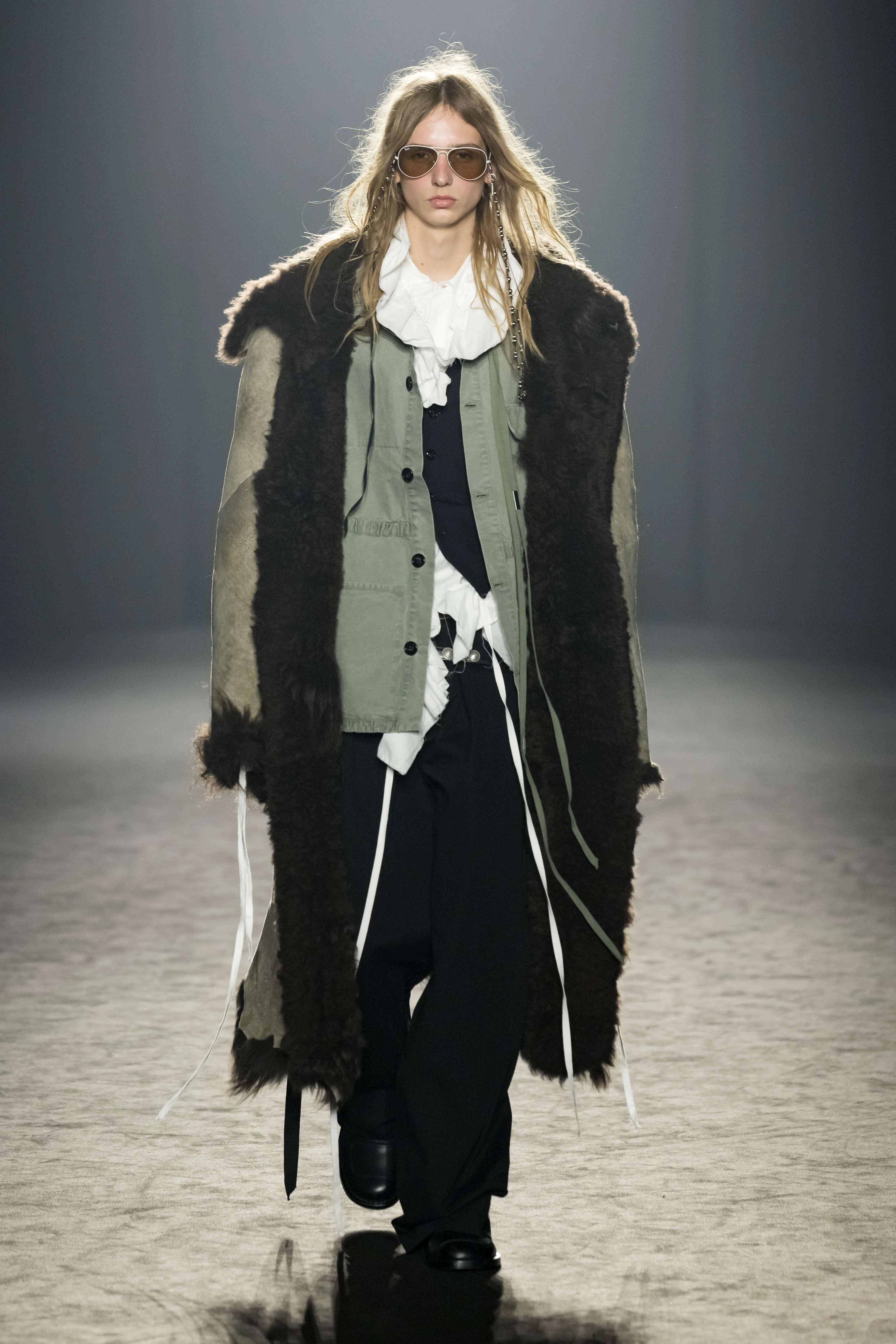 2025年秋冬コレクション_ANN DEMEULEMEESTER(アン ドゥムルメステール)_モデル_26