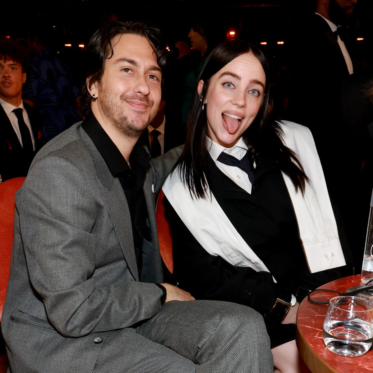 【グラミー賞2026舞台裏】ビリー・アイリッシュは噂の恋人と！ ジャスティン・ビーバーはパンツ姿で熱唱、背中のタトゥが話題に！