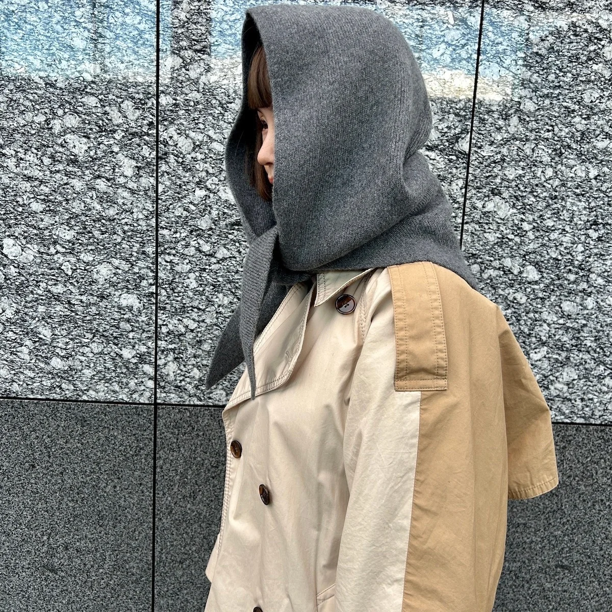 もっちり極厚カシミヤに心酔！ 冬の新たな相棒は【y YO（イーヨ）】のフード付きカシミヤストールです