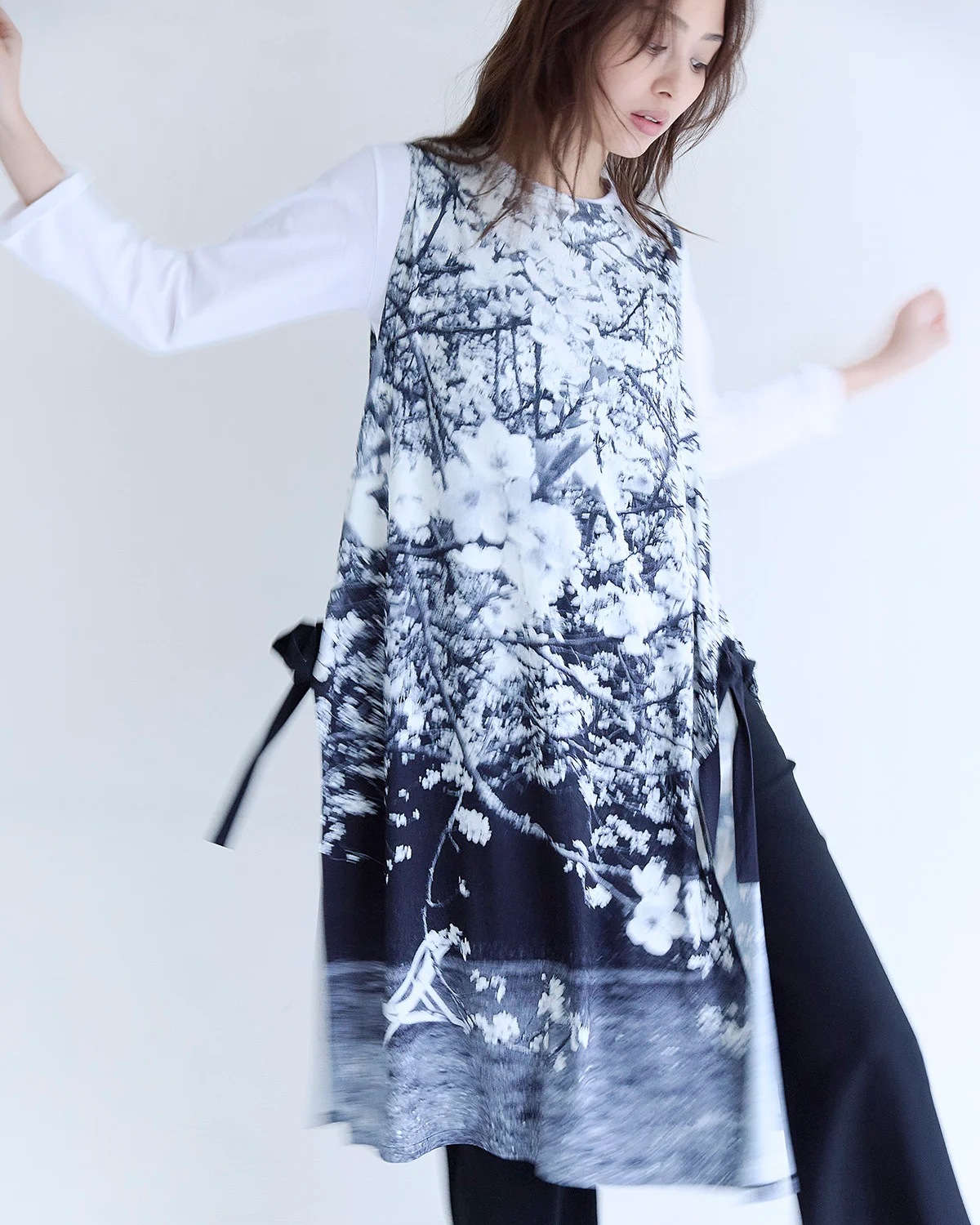 内田理央が出会う、春のアニエスベー日本に想いを馳せた「by R」限定コレクションのカバーイメージ