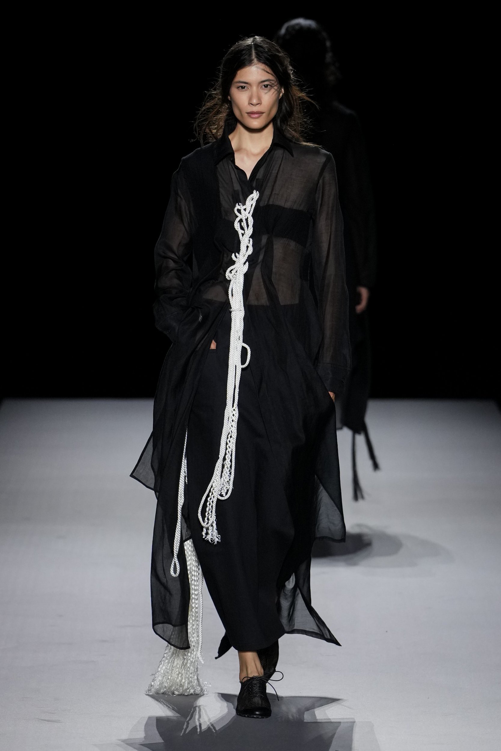 2027年春夏コレクション_YOHJI YAMAMOTO(ヨウジヤマモト)_モデル_23