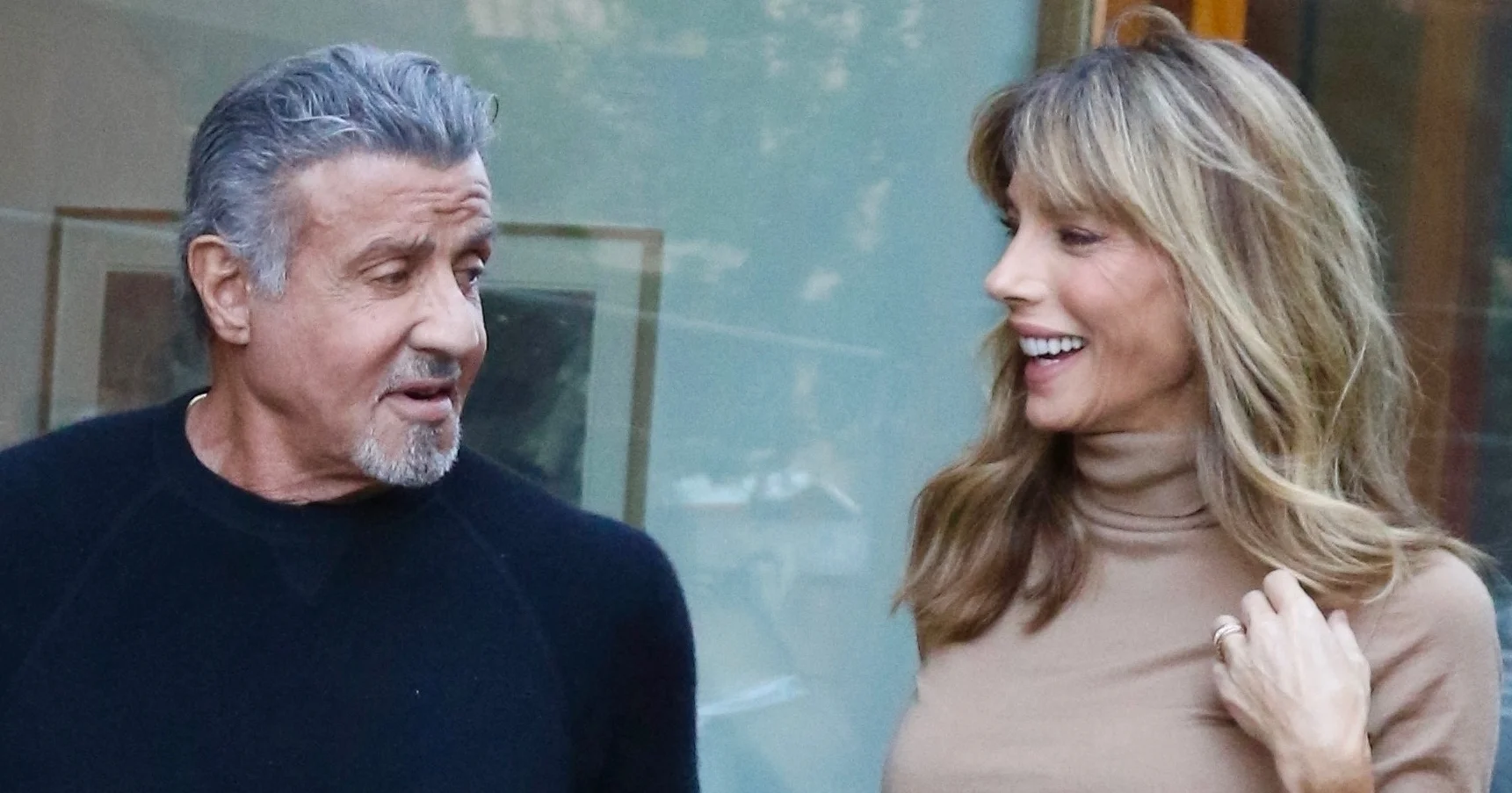 シルヴェスター・スタローン、離婚危機を回避！ 妻と仲良く腕を組んで