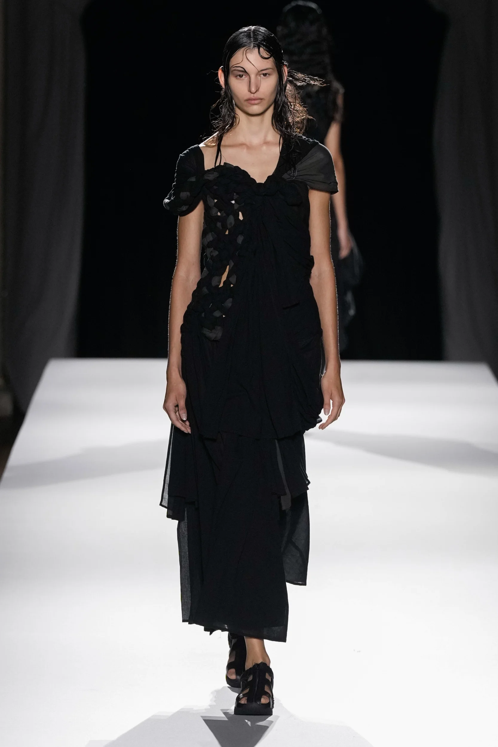 2026年春夏コレクション_YOHJI YAMAMOTO(ヨウジヤマモト)_モデル_16