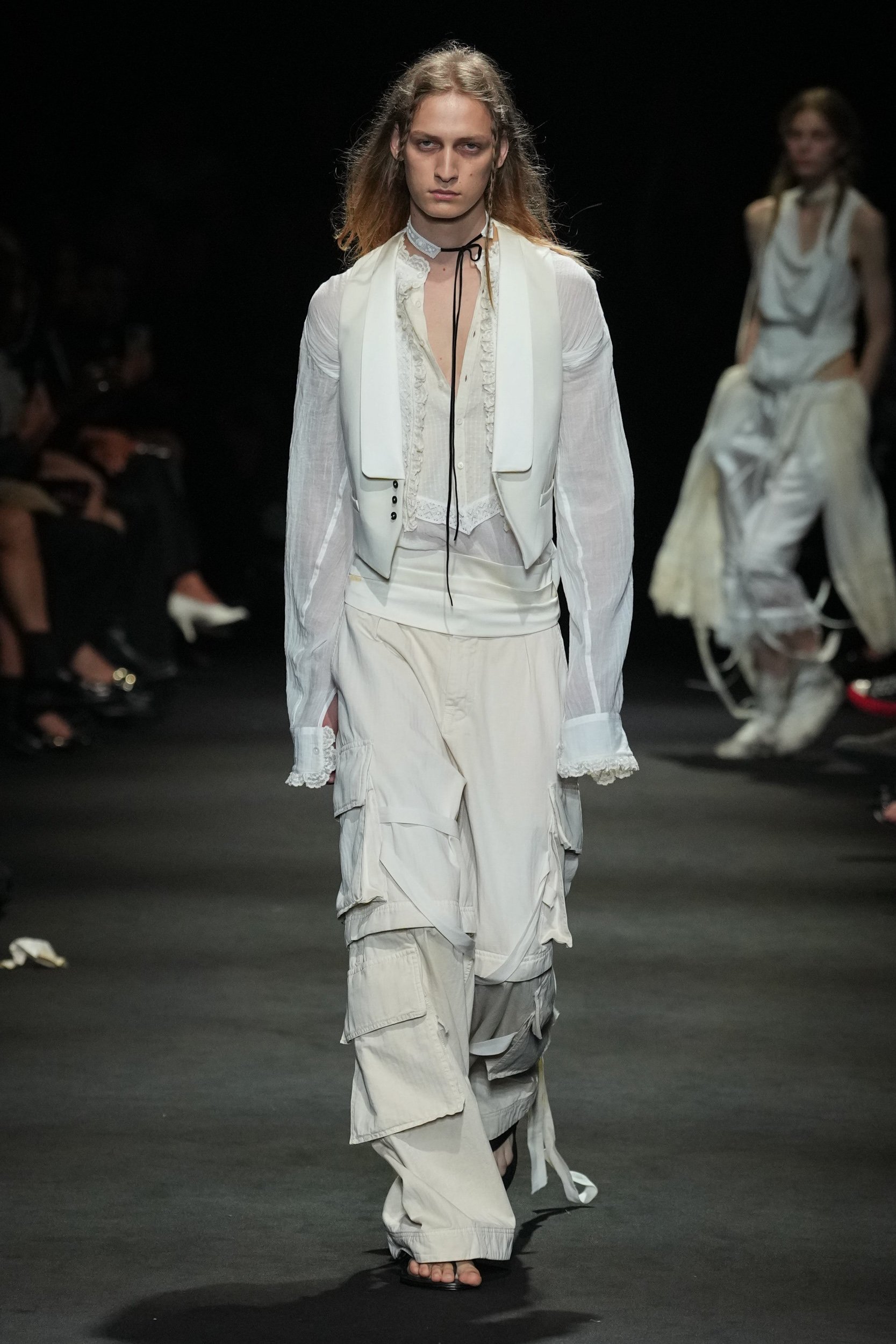 2027年春夏コレクション_ANN DEMEULEMEESTER(アン ドゥムルメステール)_モデル_3