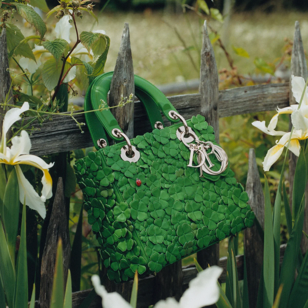 【ディオール】から新作バッグが登場。ジョナサン・アンダーソンによる「レディ ディオール」は幸運の四つ葉のクローバーモチーフ