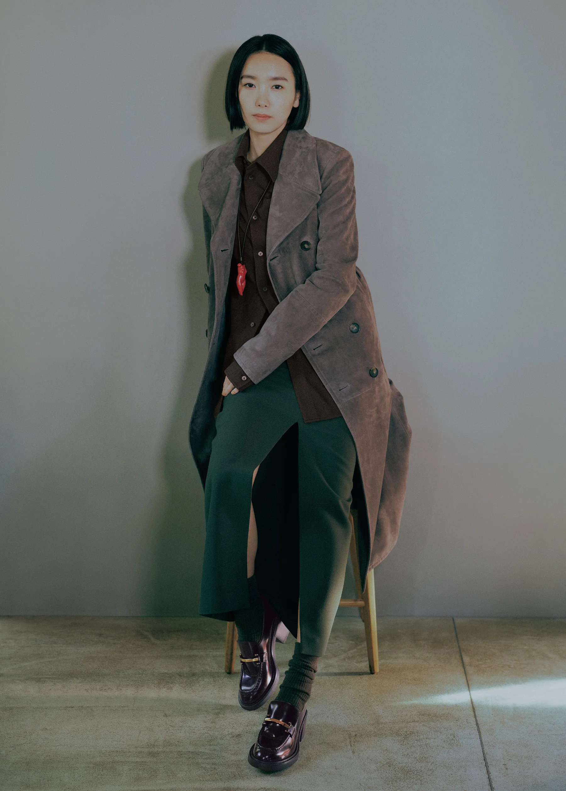 コート￥1,169,300・シャツ￥152,900・スカート￥204,600（参考価格）・ネックレス￥94,600・靴￥135,300／トッズ・ジャパン（トッズ）　ソックス／スタイリスト私物