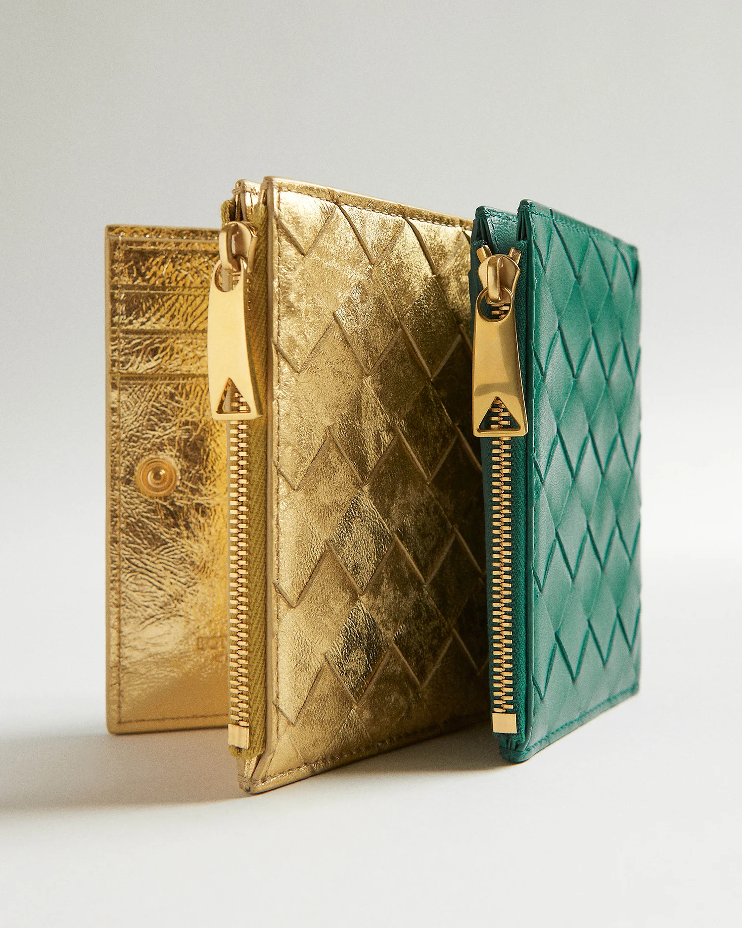イントレチャート スモール 二つ折りウォレット（ゴールド）〈H11.5×W9×D1cm〉￥116,600・イントレチャート スモール 二つ折りウォレット（ジャングル）〈H11.5×W9×D1cm〉￥105,600／ボッテガ・ヴェネタ ジャパン（ボッテガ・ヴェネタ）