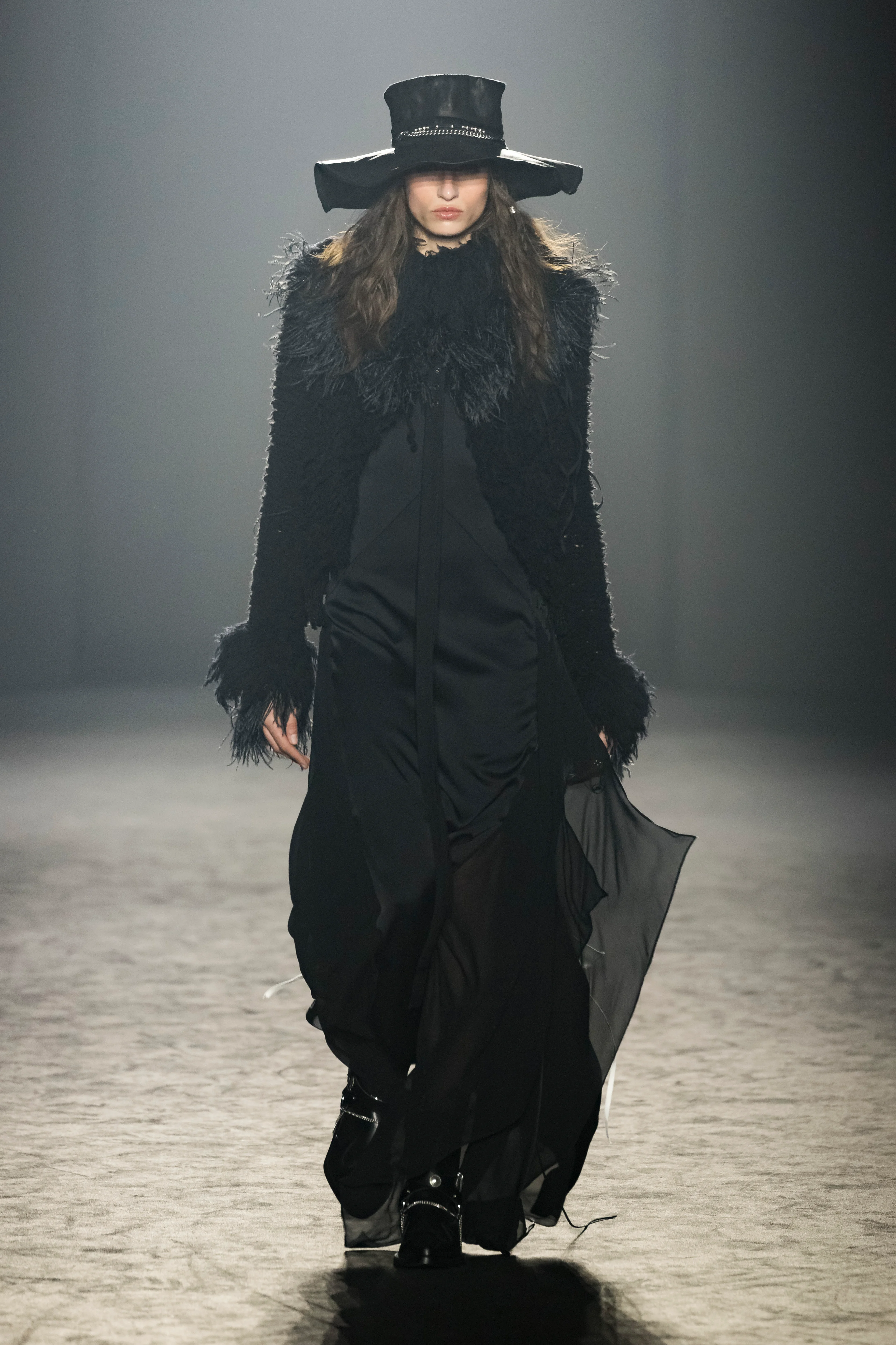 2025年秋冬コレクション_ANN DEMEULEMEESTER(アン ドゥムルメステール)_モデル_5