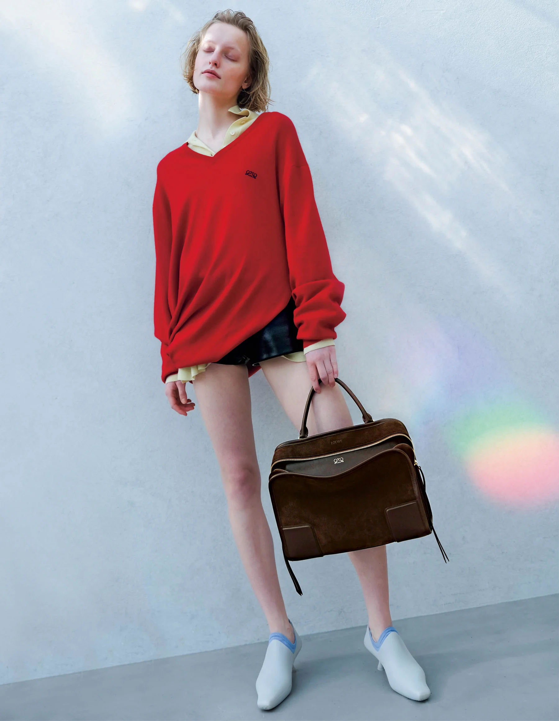 ニット￥174,900（予定価格）・中に着たポロニット￥339,900（予定価格）・ショーツ（参考商品）・バッグ「アマソナ180」 ラージ￥763,400（予定価格）・靴（参考商品）／ロエベ ジャパン クライアントサービス（ロエベ）