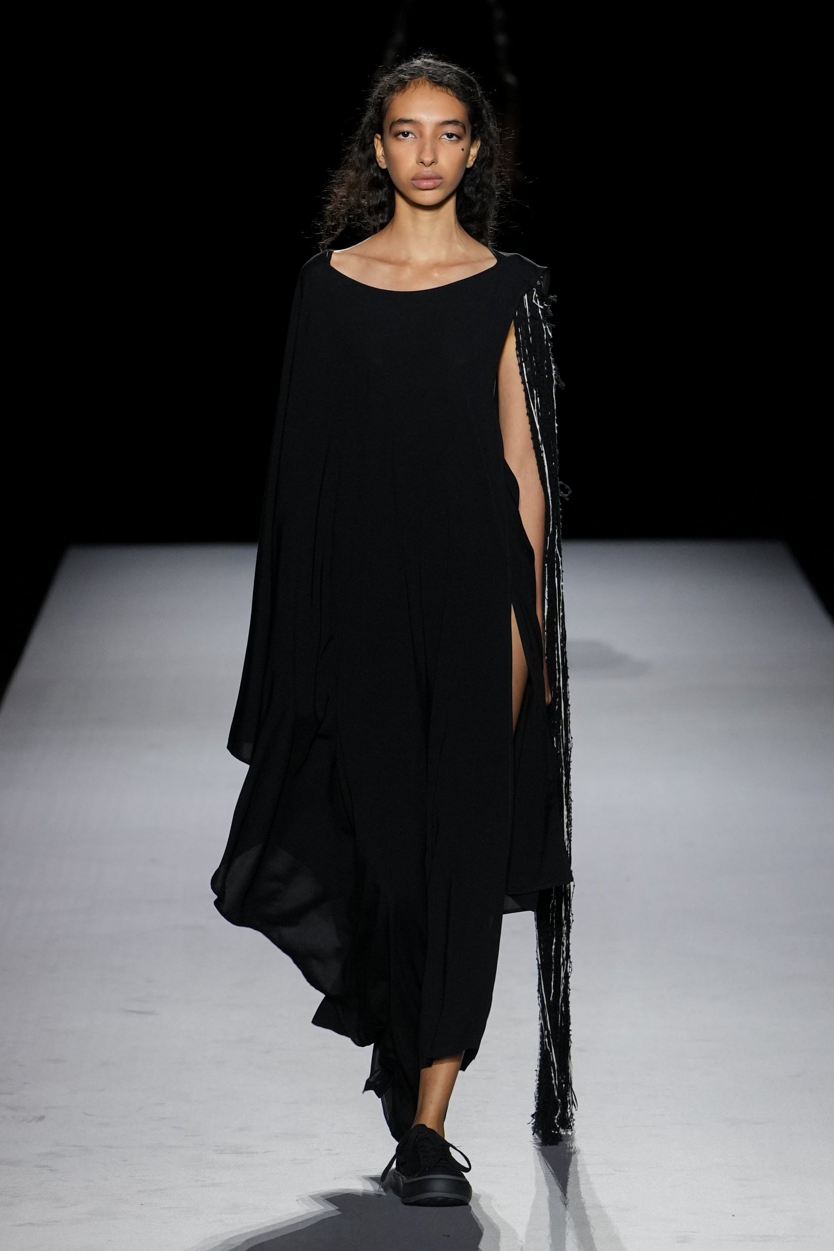 2027年春夏コレクション_YOHJI YAMAMOTO(ヨウジヤマモト)_モデル_31