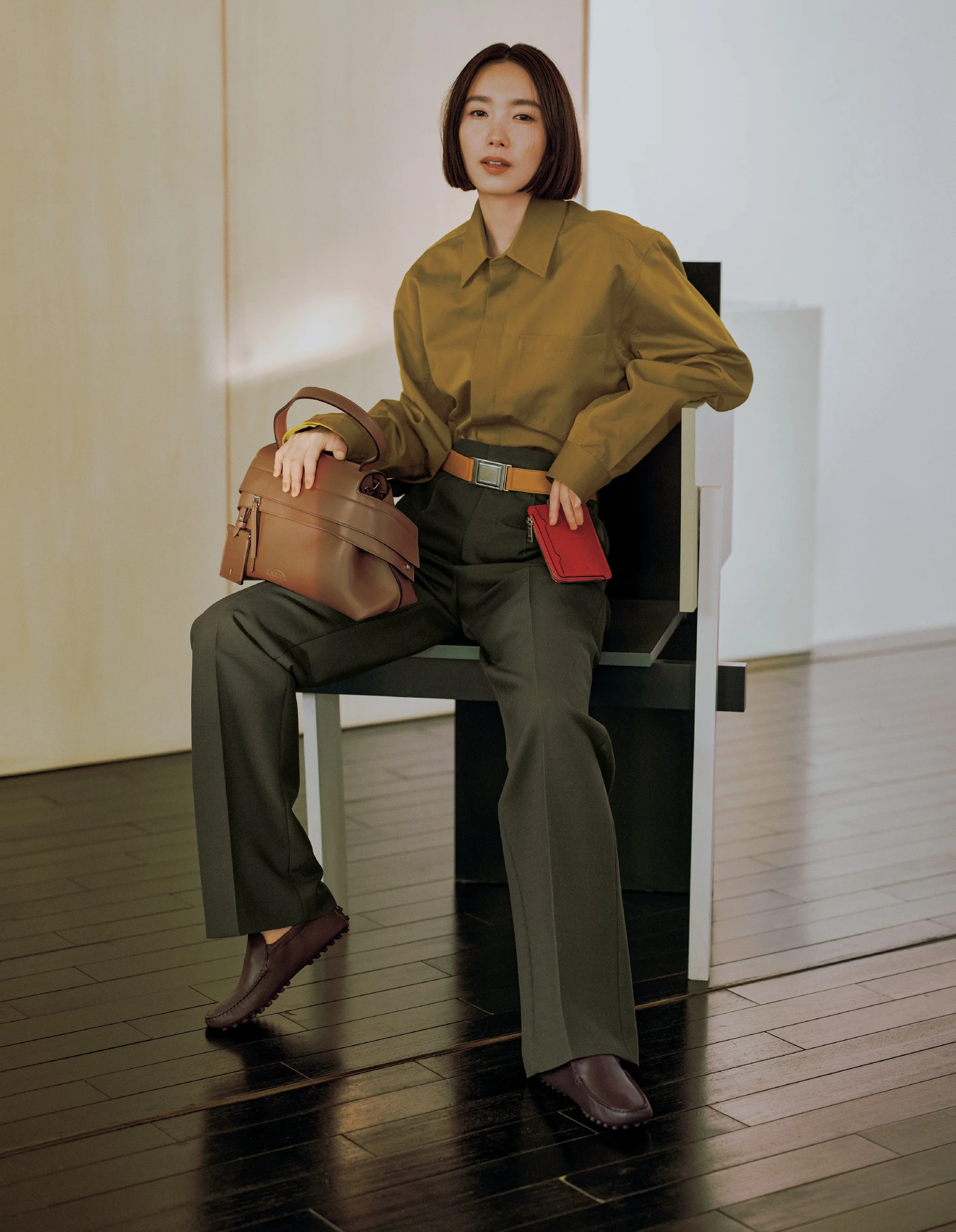 シャツ¥127,600・パンツ¥168,300・ベルト¥113,300・カードケース¥58,300・靴¥127,600・バッグ「トッズ ウェーブ バッグ」〈H21×W33×D11〉¥328,900/トッズ・ジャパン(トッズ)
