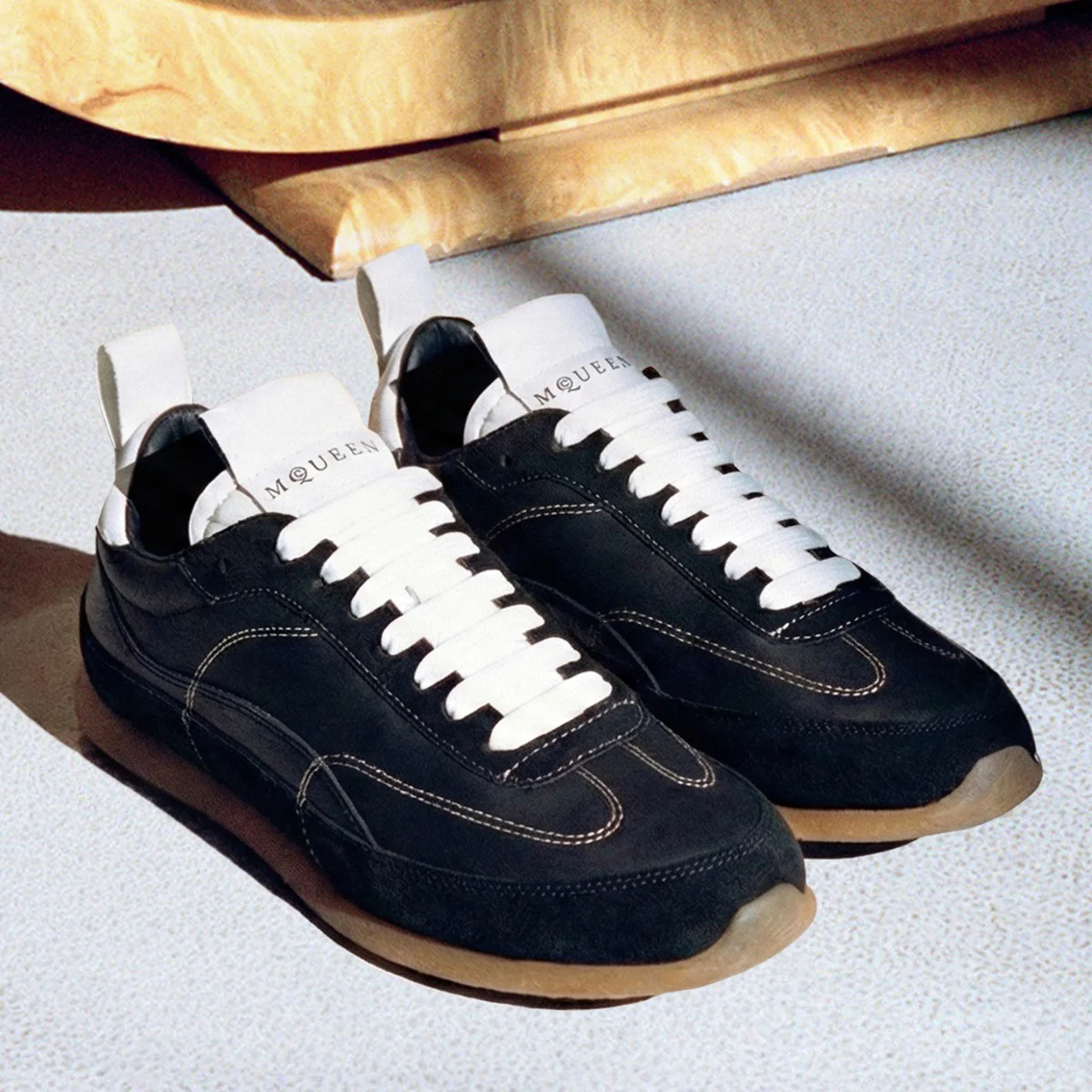 【マックイーン】から新作スニーカー「EC1」登場！ 足もとにレトロモダンなムードを
