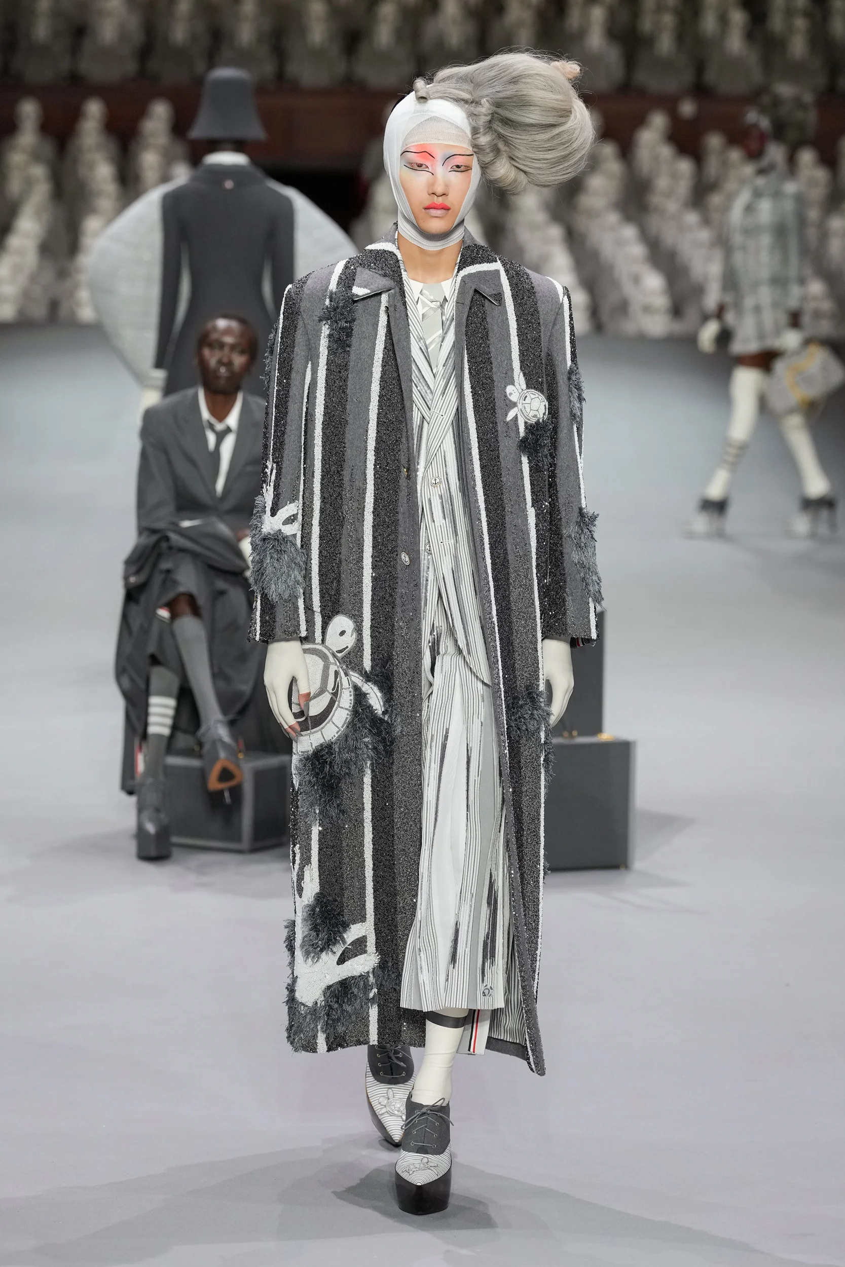 2023-24年秋冬オートクチュールコレクション_THOM BROWNE(トム ブラウン ニューヨーク)_モデル_44