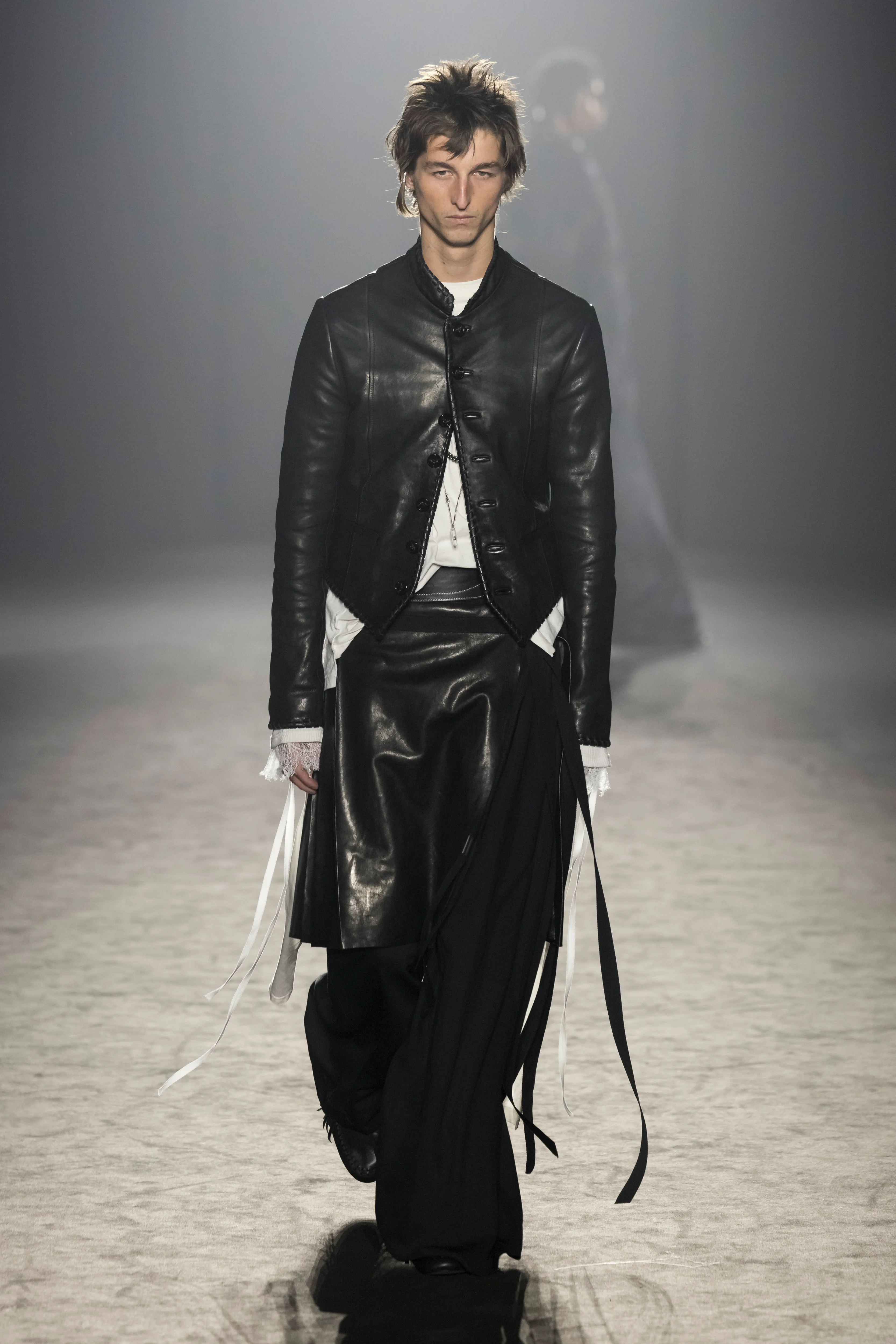 2025年秋冬コレクション_ANN DEMEULEMEESTER(アン ドゥムルメステール)_モデル_12