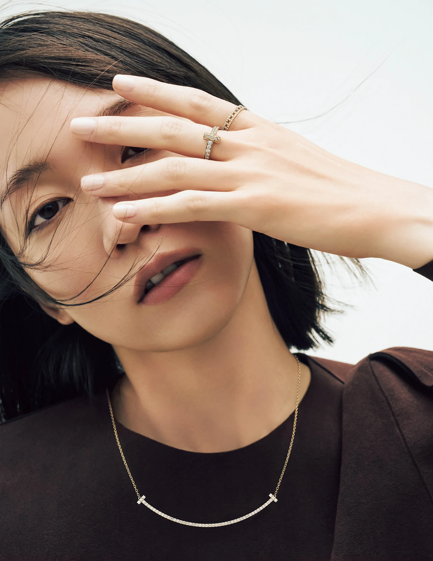 ペンダント「ティファニー T スマイル」〈YG、ダイヤモンド〉¥1,716,000・リング「ティファニー T トゥルー」(人さし指)〈YG、ダイヤモンド〉¥951,500・「ティファニー T ワン」(中指)〈YG、ダイヤモンド〉¥924,000/ティファニー・アンド・カンパニー・ジャパン・インク(ティファニー) ドレス¥96,800/BOWLES(HYKE)