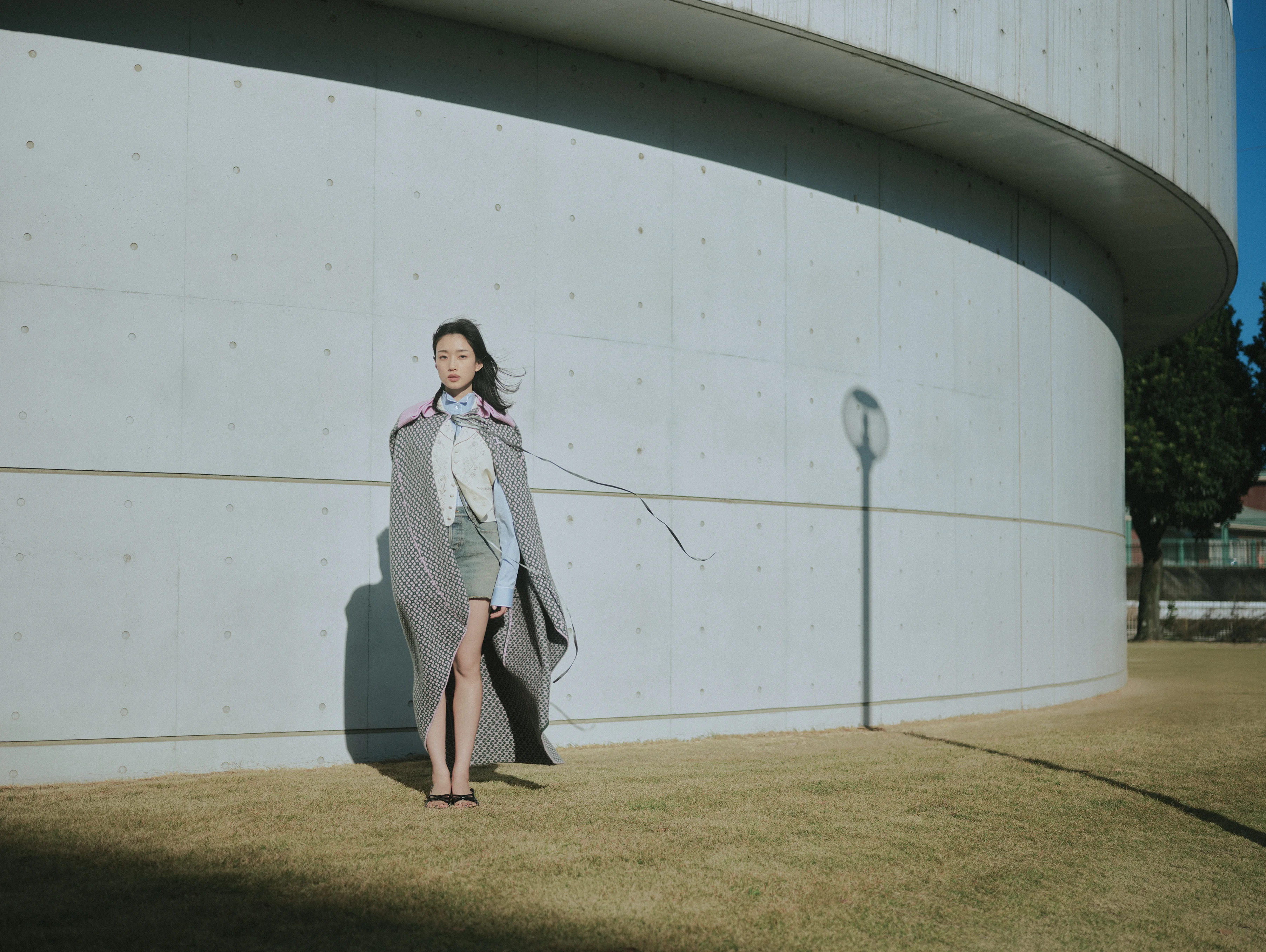 ケープ￥620,000（予定価格）・ジレ￥1,000,000（予定価格）・シャツ￥210,000（予定価格）・スカート￥210,000（予定価格）・サンダル￥175,000（参考価格）／クリスチャン ディオール（ディオール）