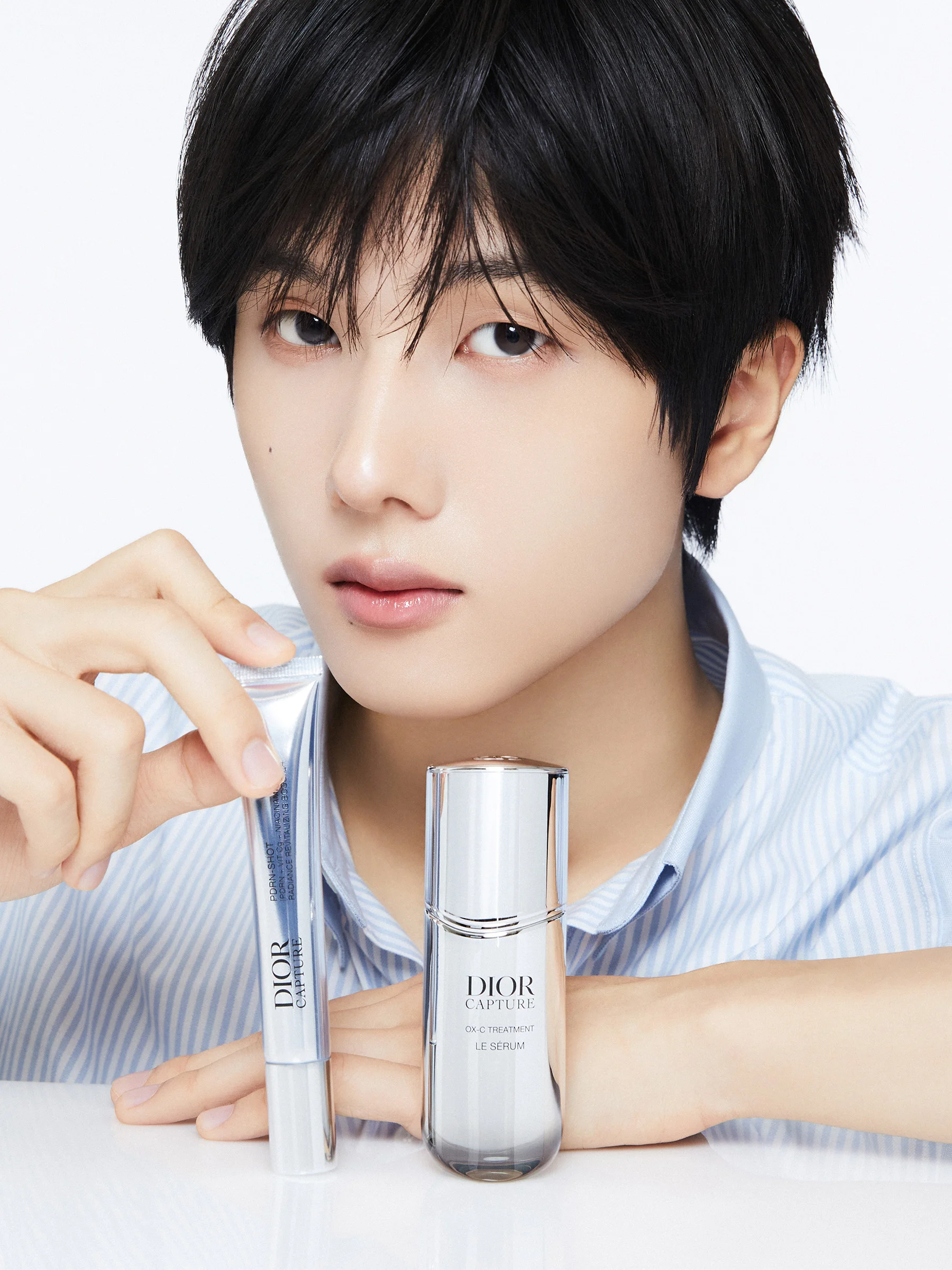 （左から）ディオール カプチュール PDR-CNショット 20ml ￥12,980・ディオール カプチュール ル セラム 30ml ￥17,270　50ml ￥23,320／パルファン・クリスチャン・ディオール シャツ¥135,000／クリスチャン ディオール（ディオール）0120-02-1947