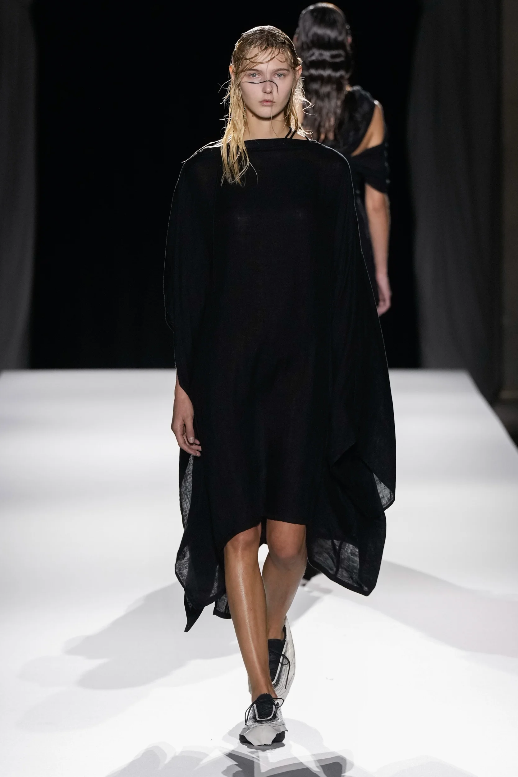 2026年春夏コレクション_YOHJI YAMAMOTO(ヨウジヤマモト)_モデル_18