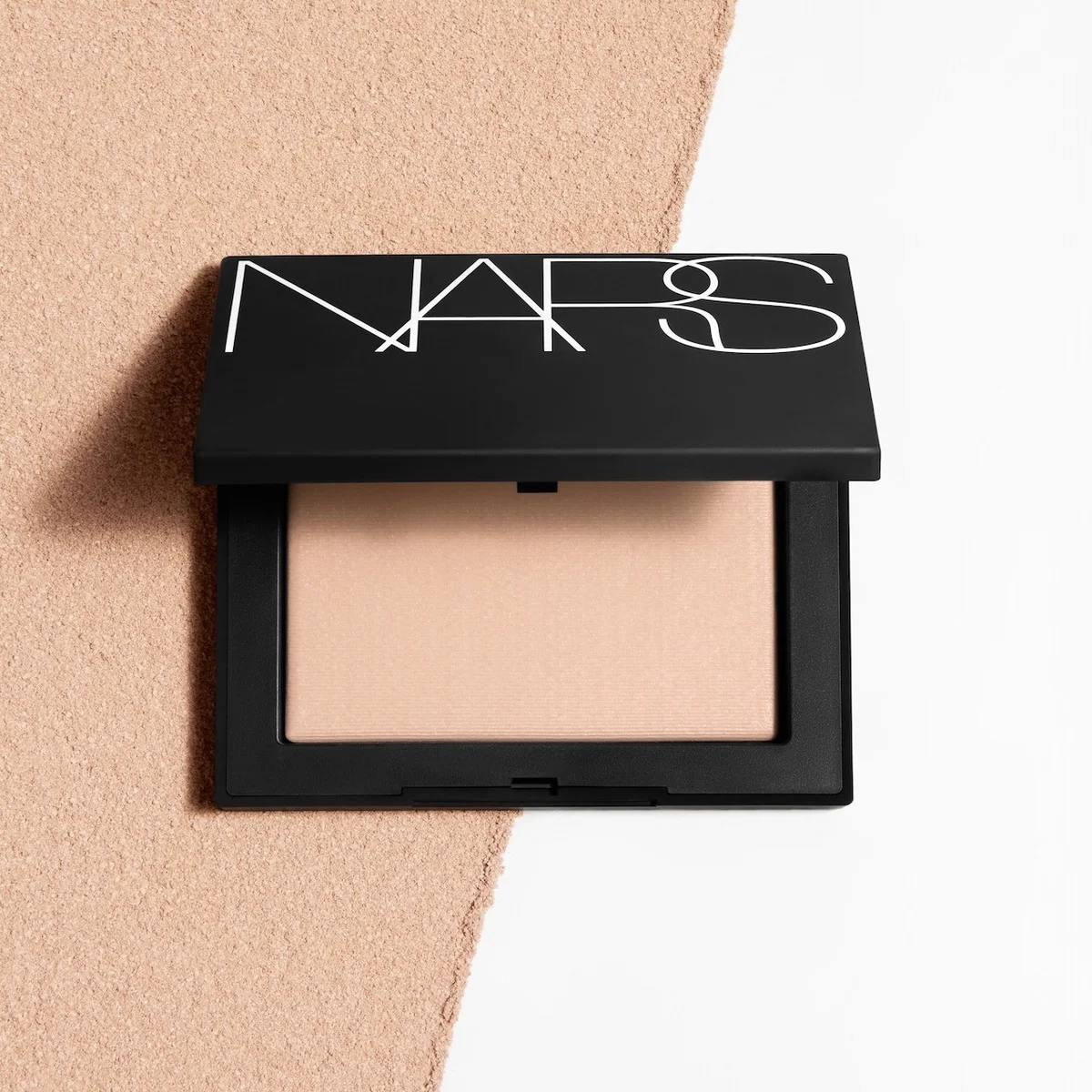 【NARS】名品“リフ粉”にスキンシェードが新登場。透明感はそのまま、肌印象を底上げ