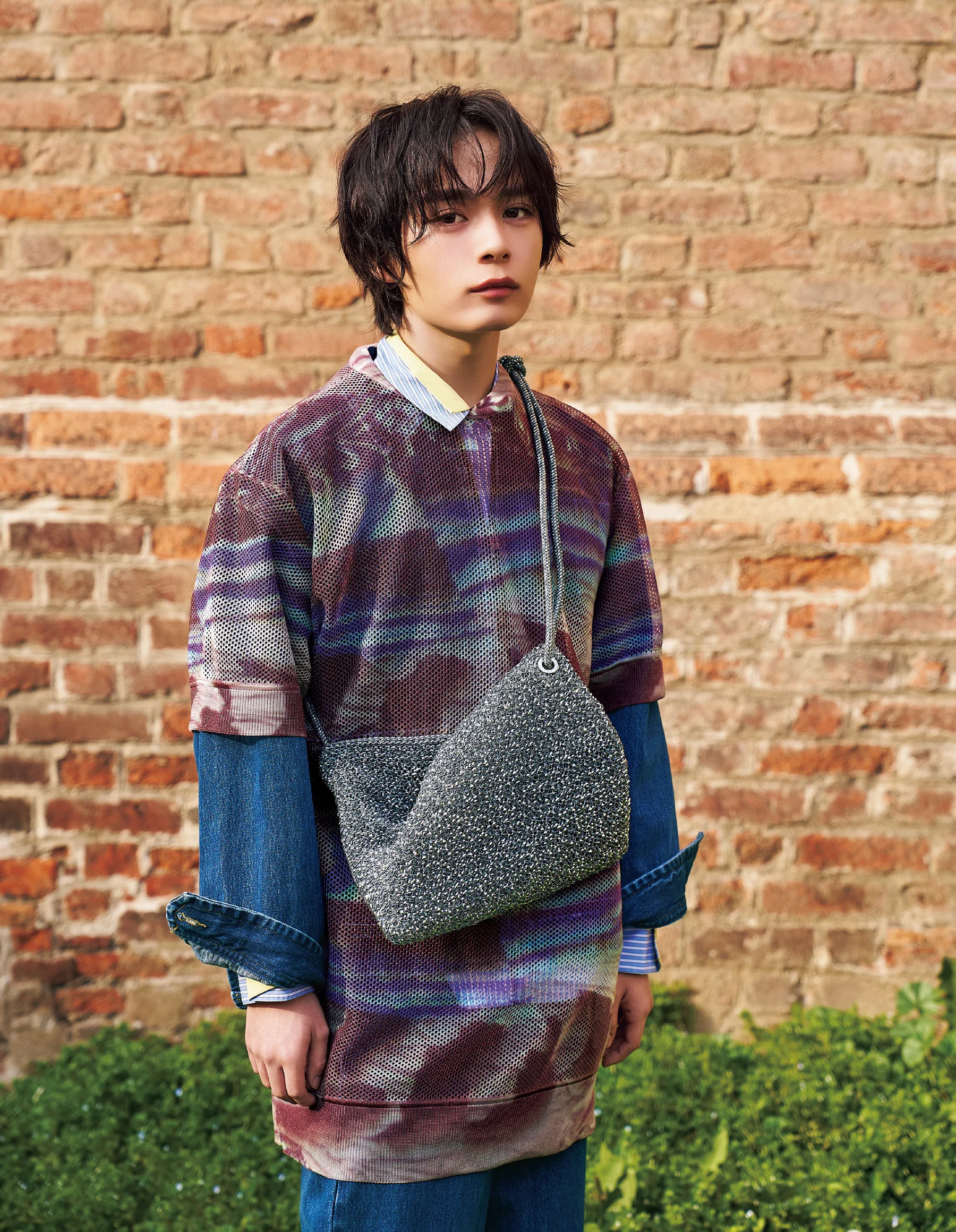 ジャケット￥462,000・中に着たトップス￥160,600・スカート￥297,000・バッグ〈Ｈ19×Ｗ25×Ｄ10〉￥379,500・サンダル〈ヒール11㎝〉￥627,000（参考価格）／サンローラン クライアントサービス（サンローラン バイ アンソニー・ヴァカレロ）