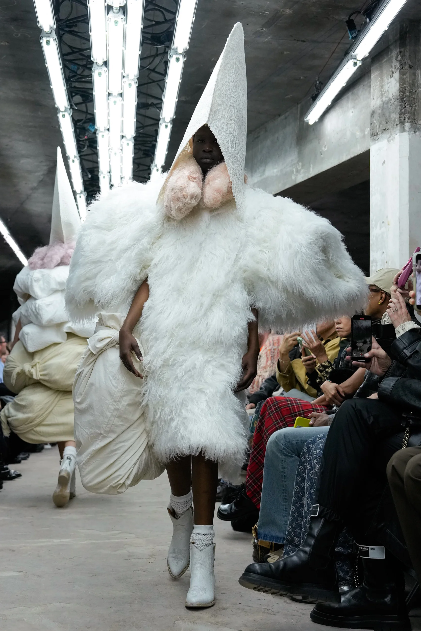 2026年春夏コレクション_COMME DES GARÇONS(コム デ ギャルソン)_モデル_24