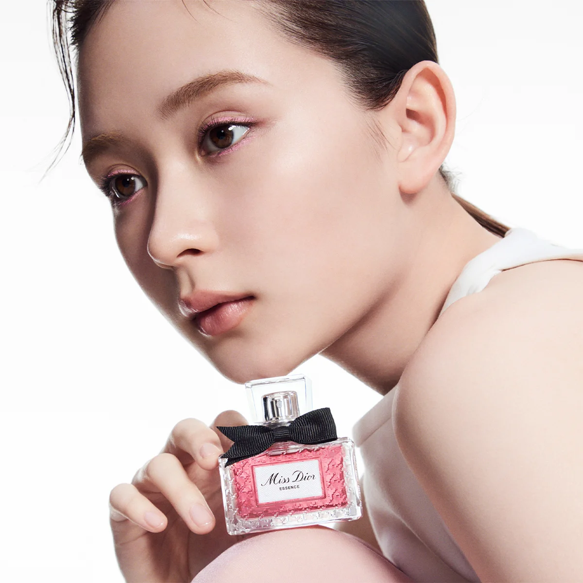MISS DIOR ESSENCE with MEI HATA　畑芽育がまとう、新たな私らしさ　ミス ディオール エッセンス　弾けるベリーとジャスミンの輝き