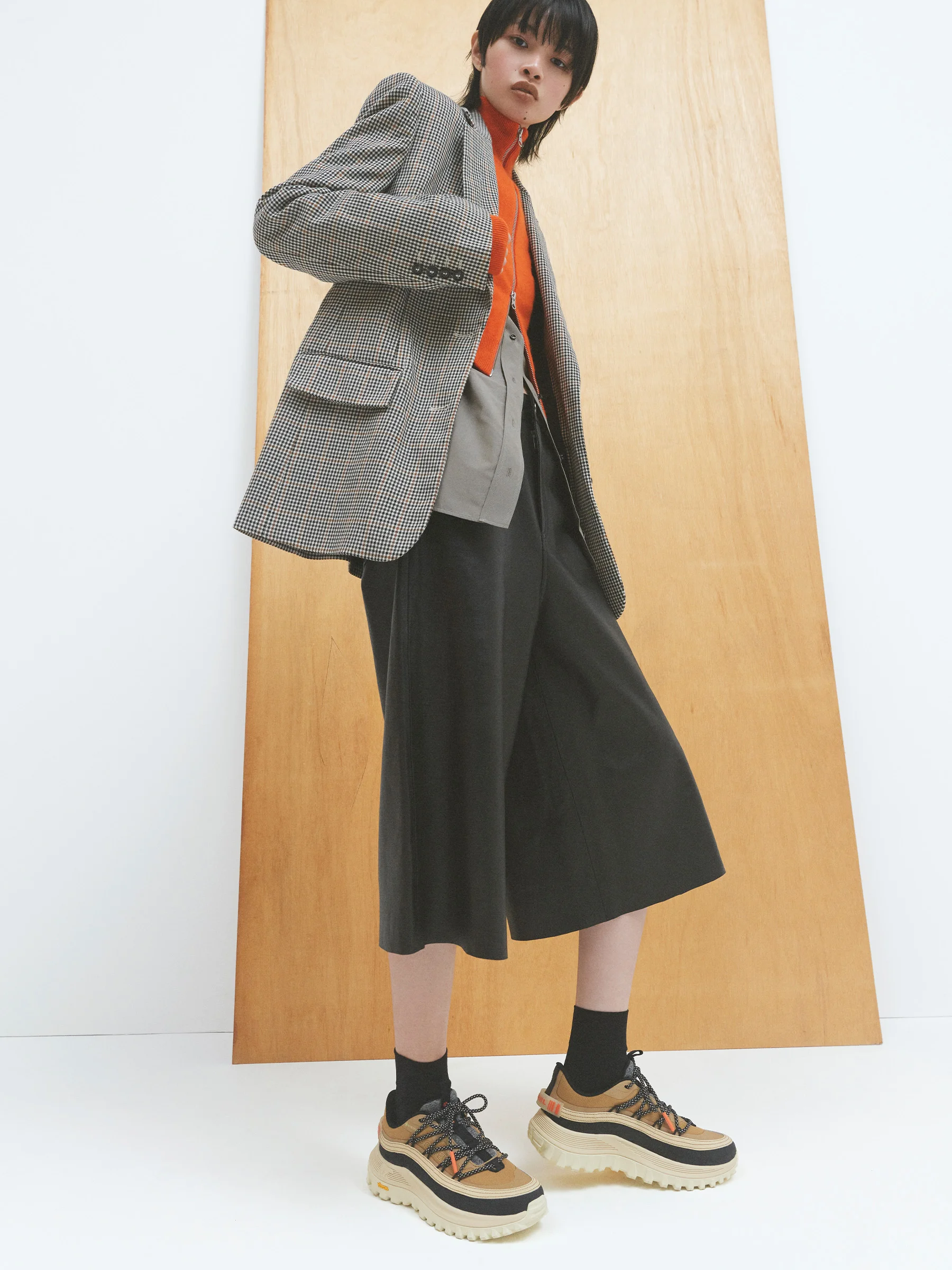 スニーカー「コールサインホライゾンロウ ゴアテックス」〈H4.5cm〉￥31,900／コロンビアスポーツウェアジャパン（ソレル）　ジャケット￥129,800／アオイ（エムエスジーエム）03-3239-0341　ニットトップス￥69,630（エクストリームカシミア）・シャツ￥37,400（カオス）／ミラベラ0570-008-010　パンツ￥101,200／ショールーム ロイト（ハイクル）03-6859-8112　ソックス／スタイリスト私物