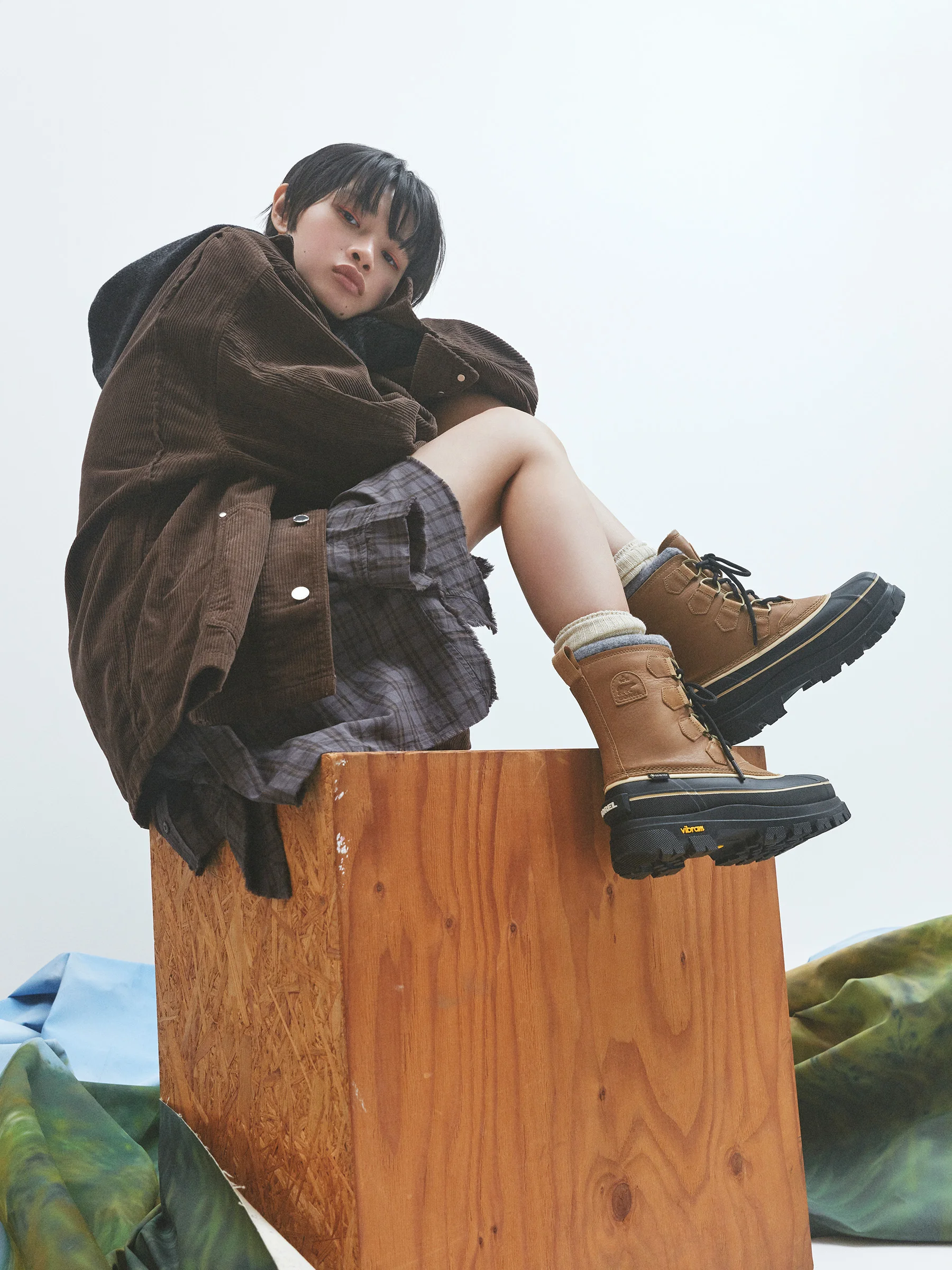 ブーツ「カリブーホライゾン ゴアテックス」〈H4.5cm〉￥55,000／コロンビアスポーツウェアジャパン（ソレル）　ジャケット￥63,800／ミラベラ（ジェーン スミス）0570-008-010　ニットトップス￥22,000／ピーアールワントーキョー（ボクボク）03-5774-1408　その他／スタイリスト私物