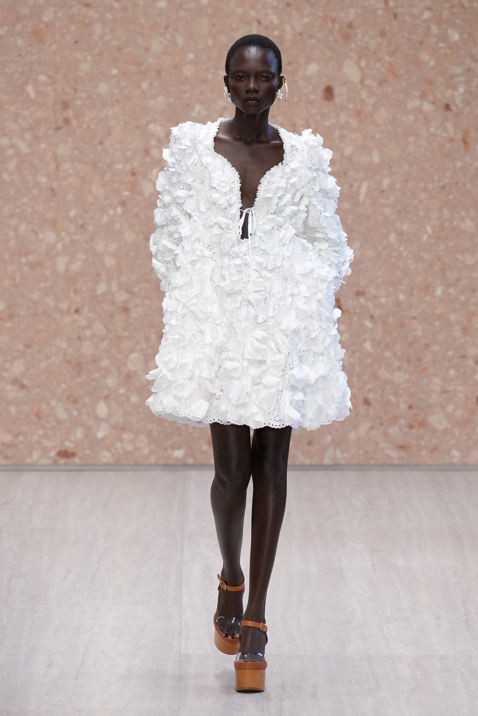 2027年春夏コレクション_CHLOÉ(クロエ)_モデル_16