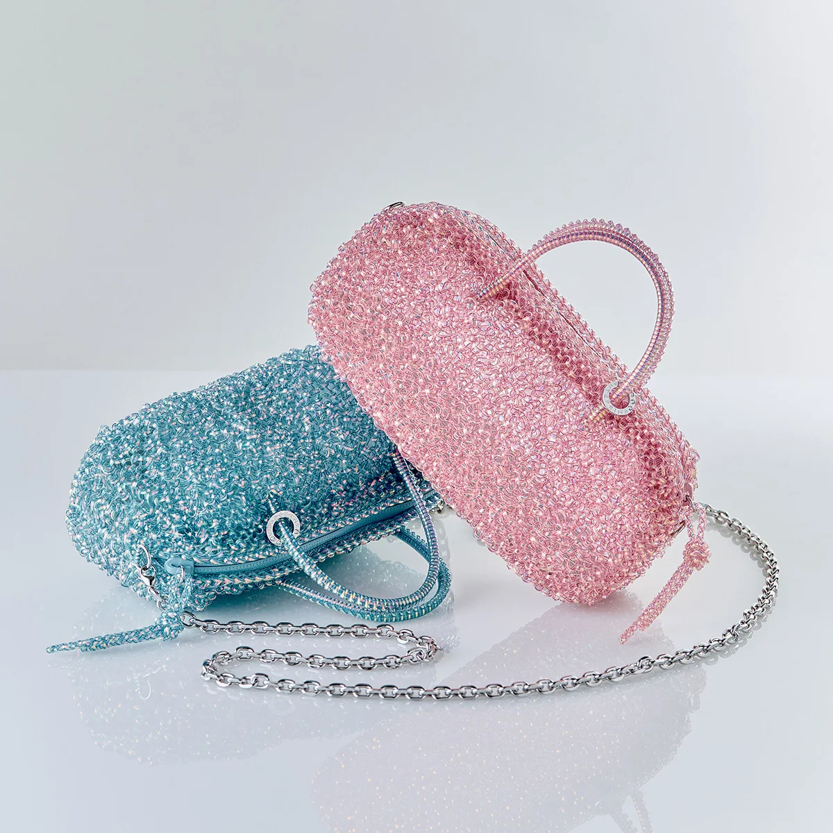 バッグ「ル・サンカセット ベイビーベア」〈H15 X W18 X D13 CM〉¥379,500・「ル・サンカセット ベイビーベア」〈H15 X W18 X D13 CM〉¥506,000 （8月中旬発売予定 ）・「ル・サンカセット スモールベア」〈H23 X W47 X D13 CM〉¥528,000・「ル・サンカセット スープル スモール」〈H23 X W22 X D8 CM〉¥385,000・「ル・サンカセット スープル ラージ」〈H30 X W28 X D11 CM〉¥451,000