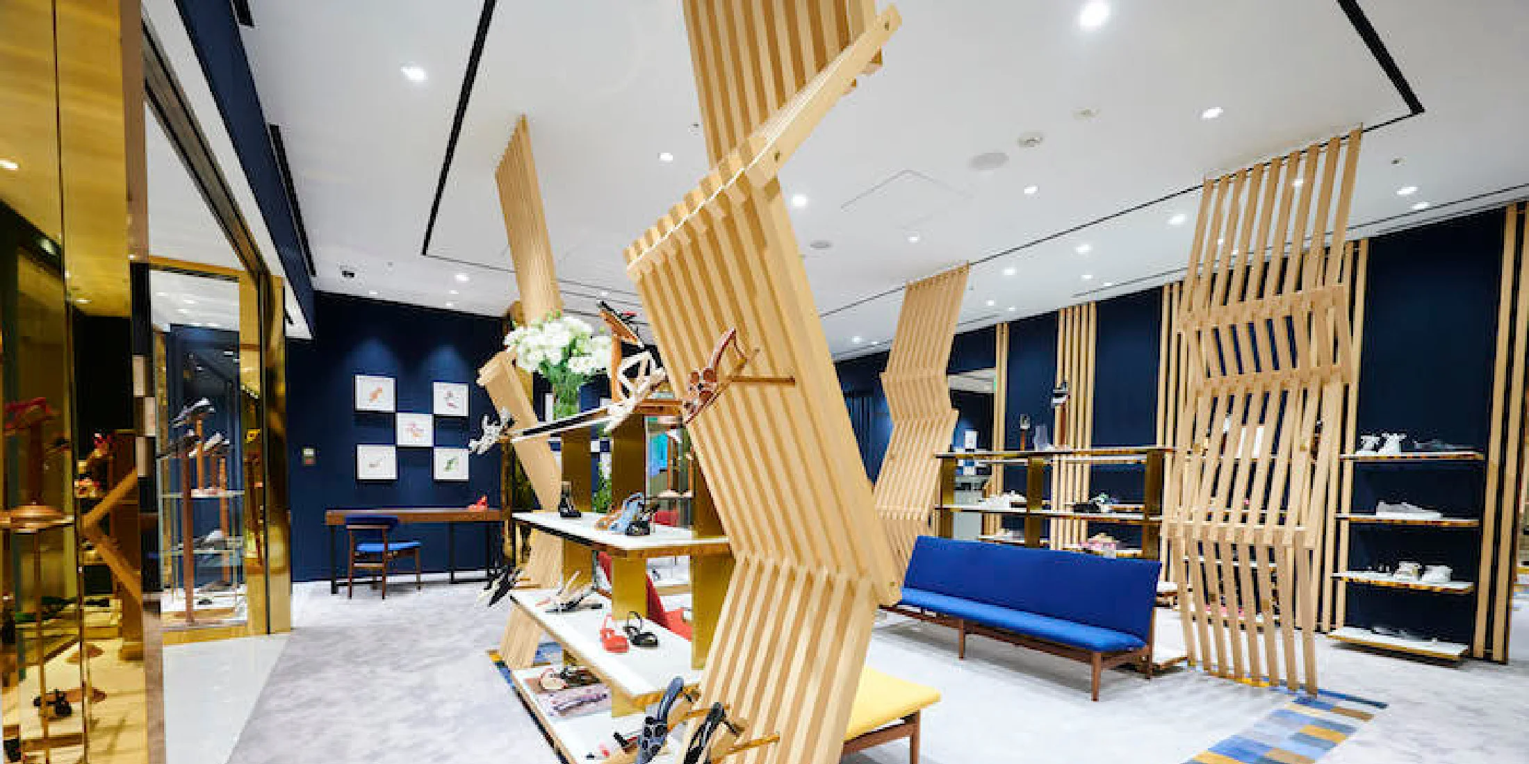 パーティシーンにも活躍！ 【マノロ ブラニク】 ギンザ シックス店がリニューアルオープン