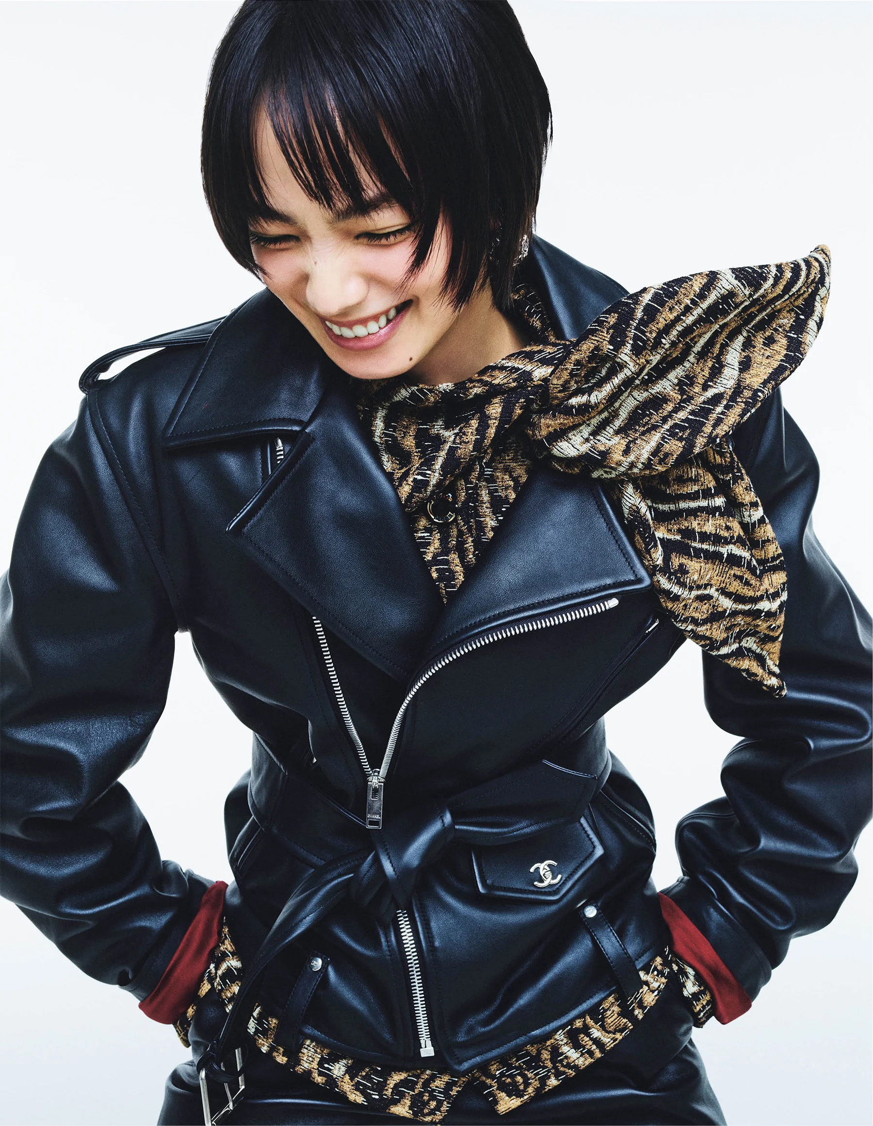 ジャケット￥2,209,900・中に着たジャケット￥1,460,800・スカート￥1,248,500・ピアス￥172,700／シャネル