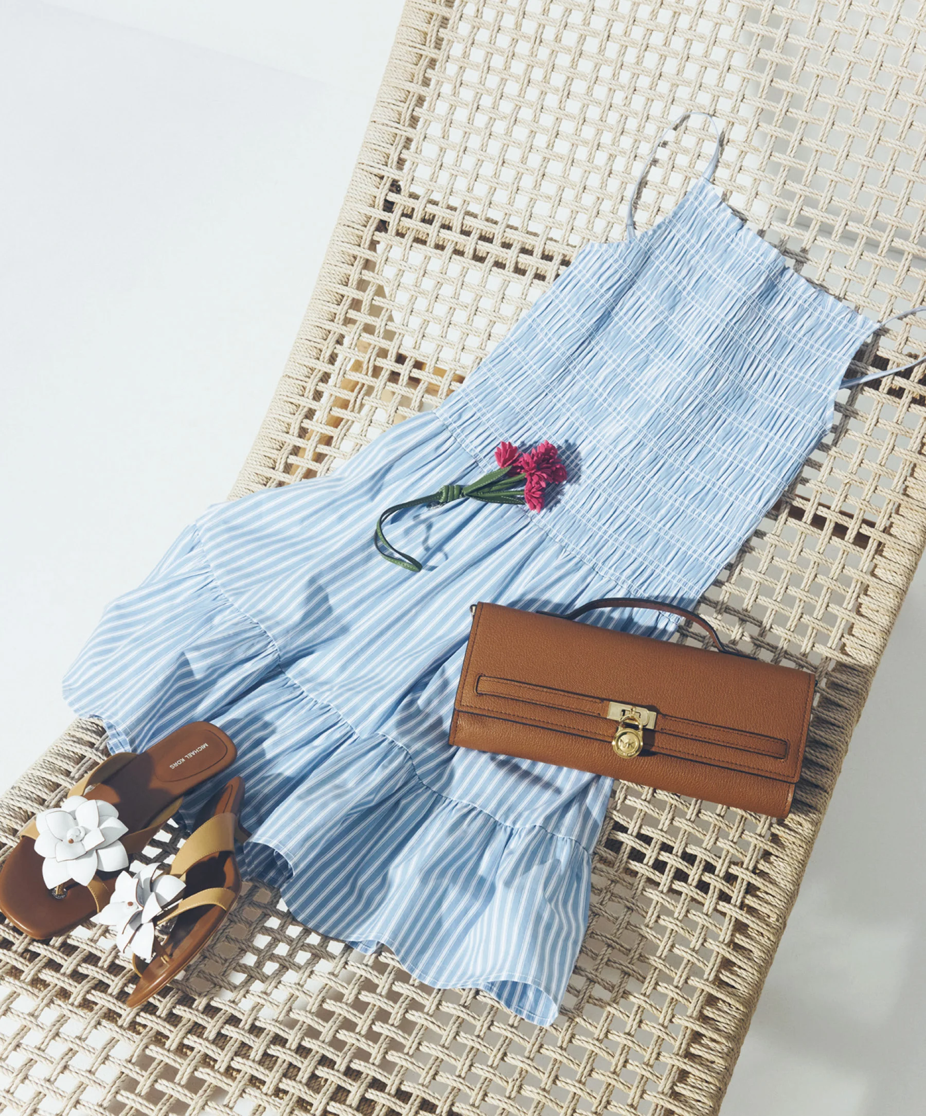 バッグ「ハミルトン・モダン ショルダー トート ウィズ チャーム」〈Ｈ18.5×Ｗ32.5×Ｄ12.5〉￥48, 400・サングラスケース￥17,600・スーツケース〈Ｈ50.5×Ｗ35×Ｄ22〉￥99,000（すべてマイケル マイケル・コース）・ニット￥34,100・Ｔシャツ￥16,500・パンツ￥29,700・スニーカー￥30,800（すべてマイケル・コース メンズ）・時計￥49,500（マイケル・コース）