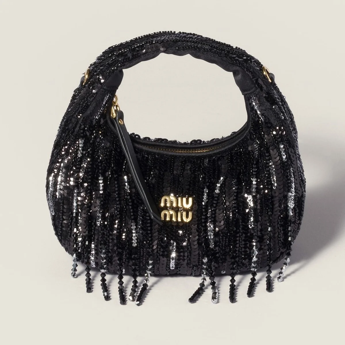 【ミュウミュウ】から2025年ホリデーコレクションが登場。スパンコール輝くバッグなど、新作をラインナップ