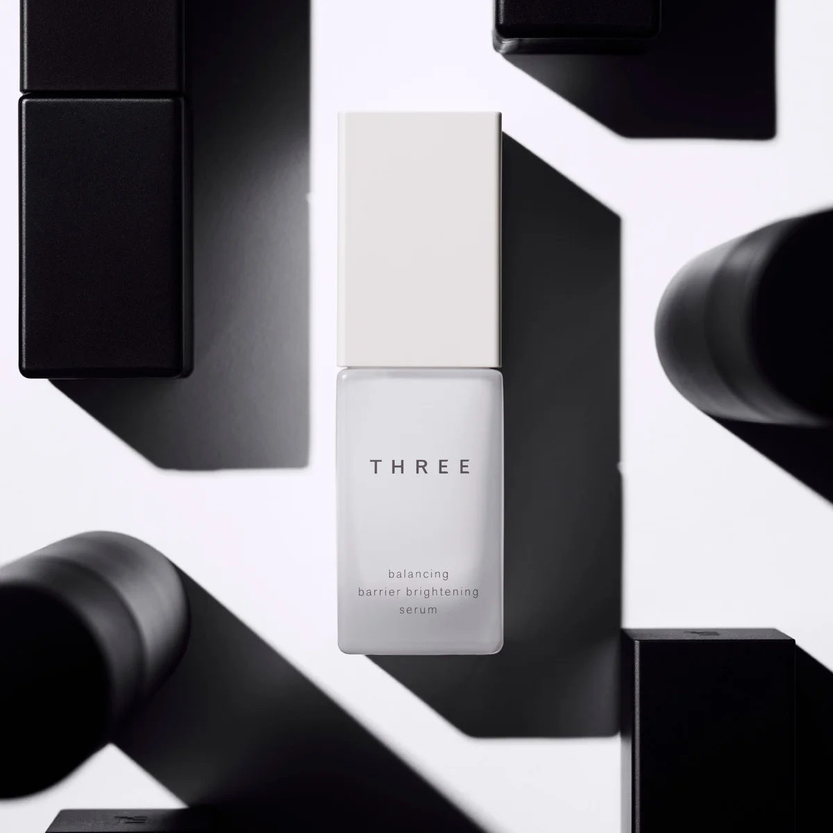 【THREE】ノイズにさらされた肌に、冴えた透明感を。肌と心を整える薬用ブライトニングセラム　