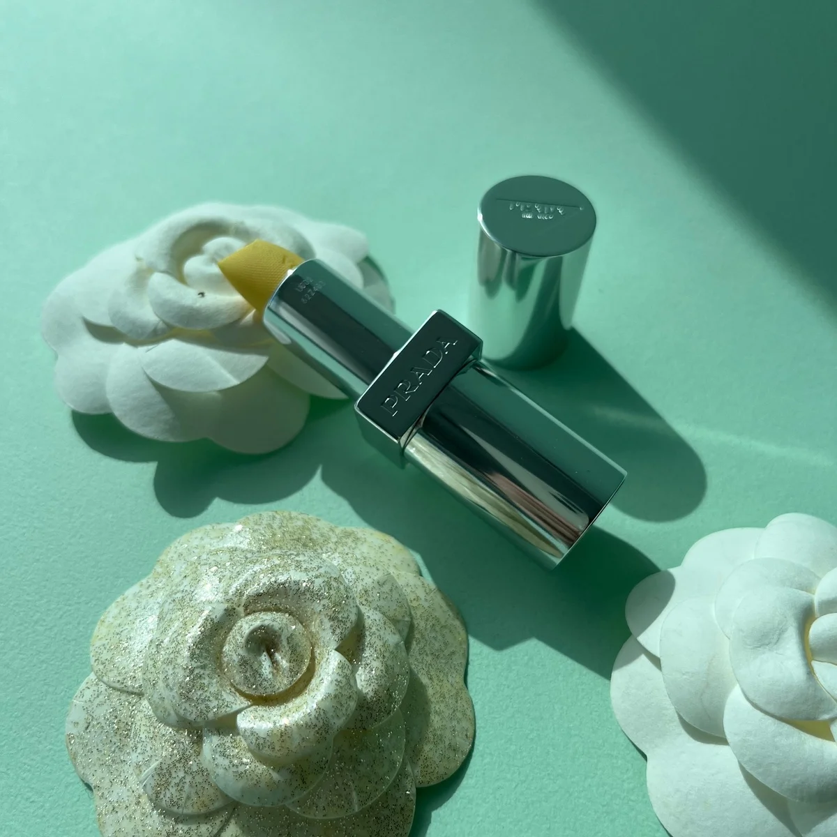 【プラダ ビューティ】の“バナナバーム”を本音レビュー！ 真っ黄色の見た目に迷わずビジュアル買い