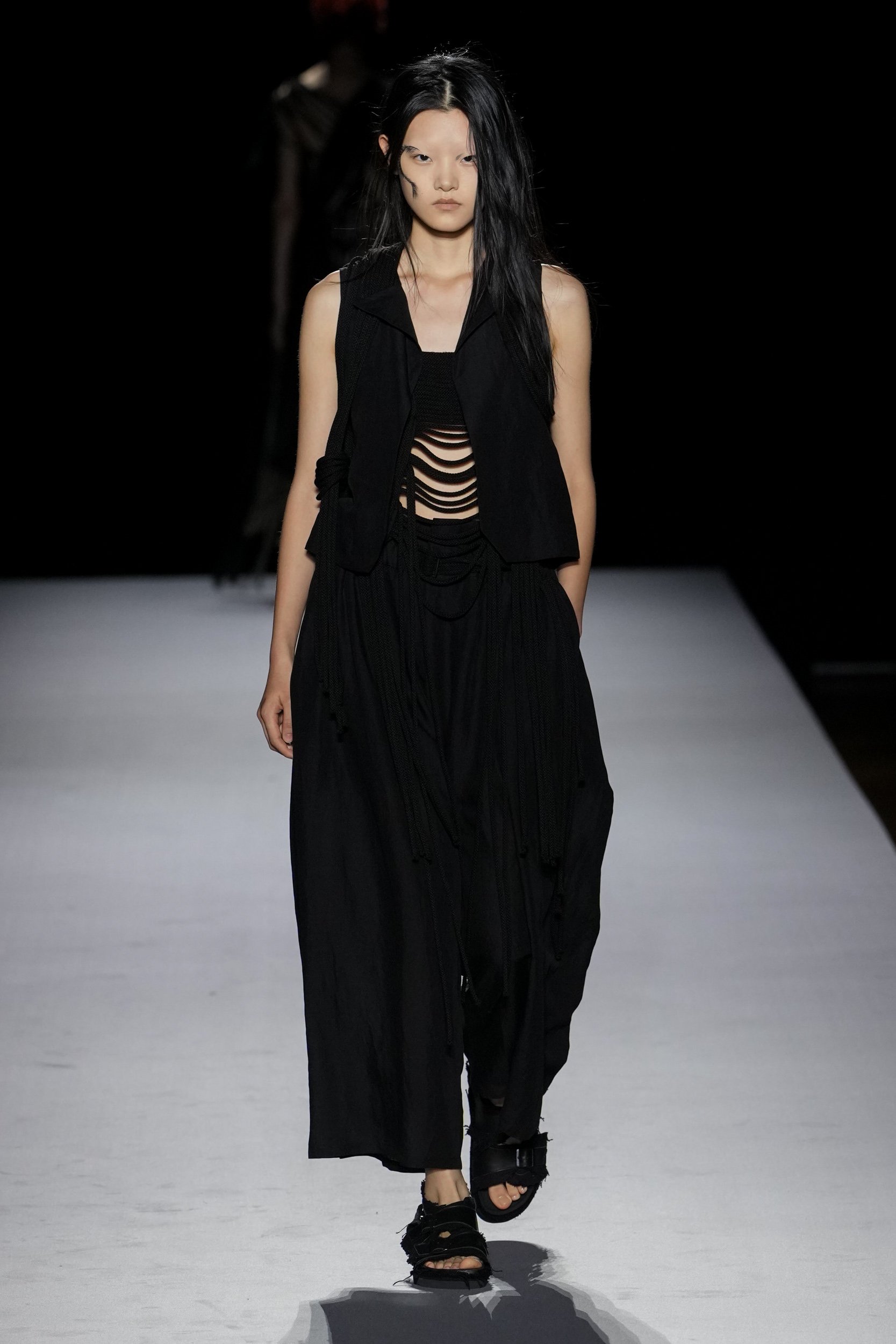 2027年春夏コレクション_YOHJI YAMAMOTO(ヨウジヤマモト)_モデル_20
